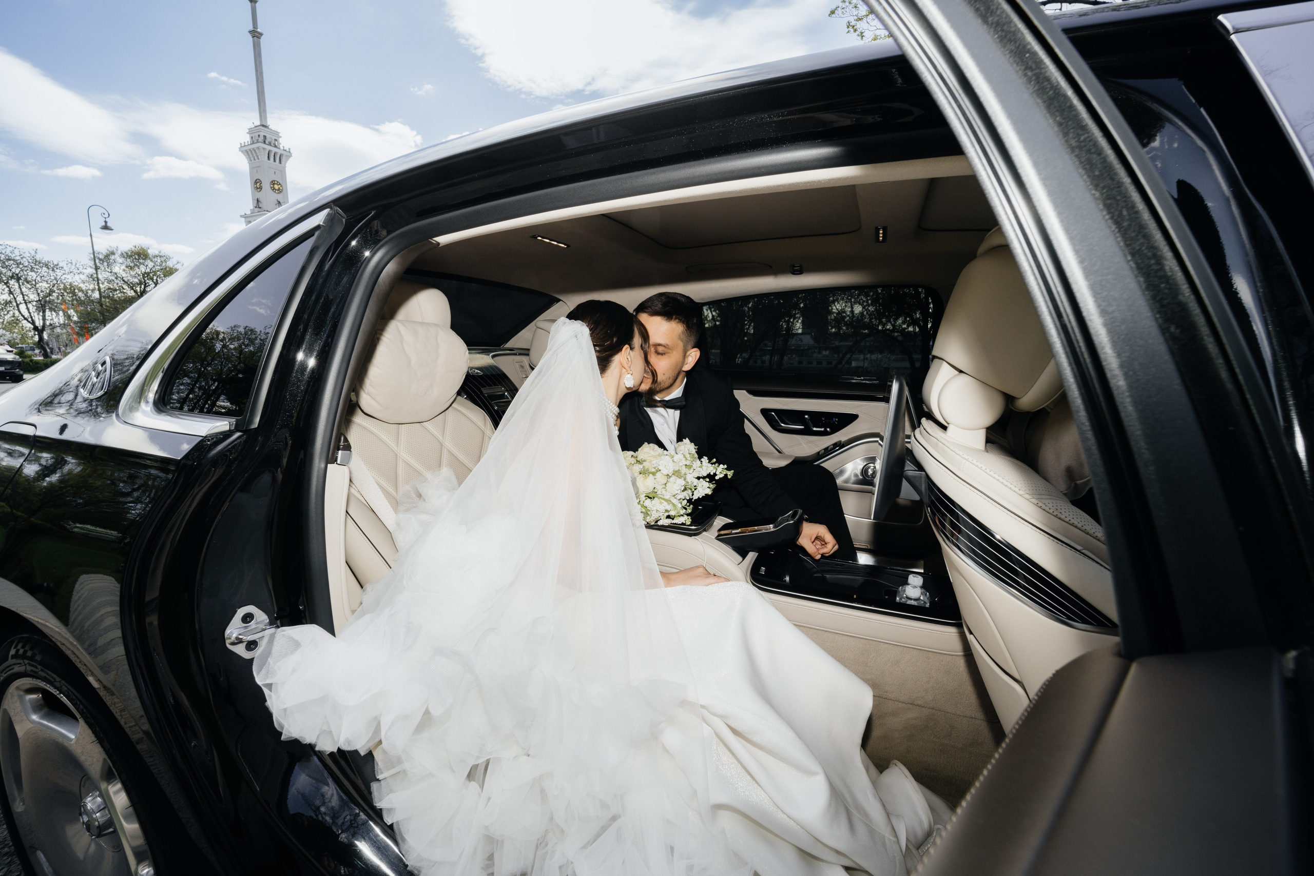 Фотосессия молодожёнов в арендованной машине