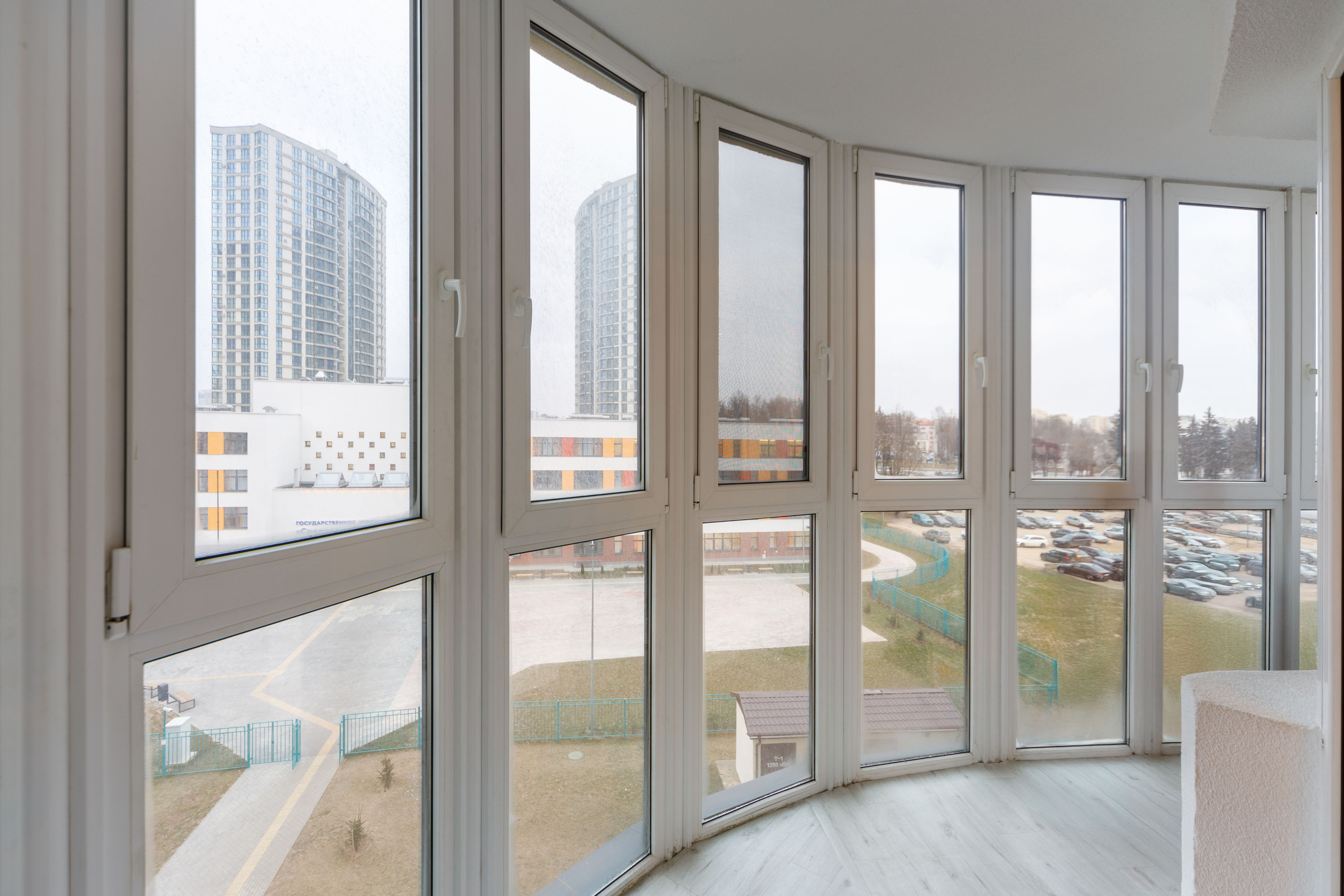 Панорамная лоджия в трехкомнатной квартире в ЖК Минск Мир