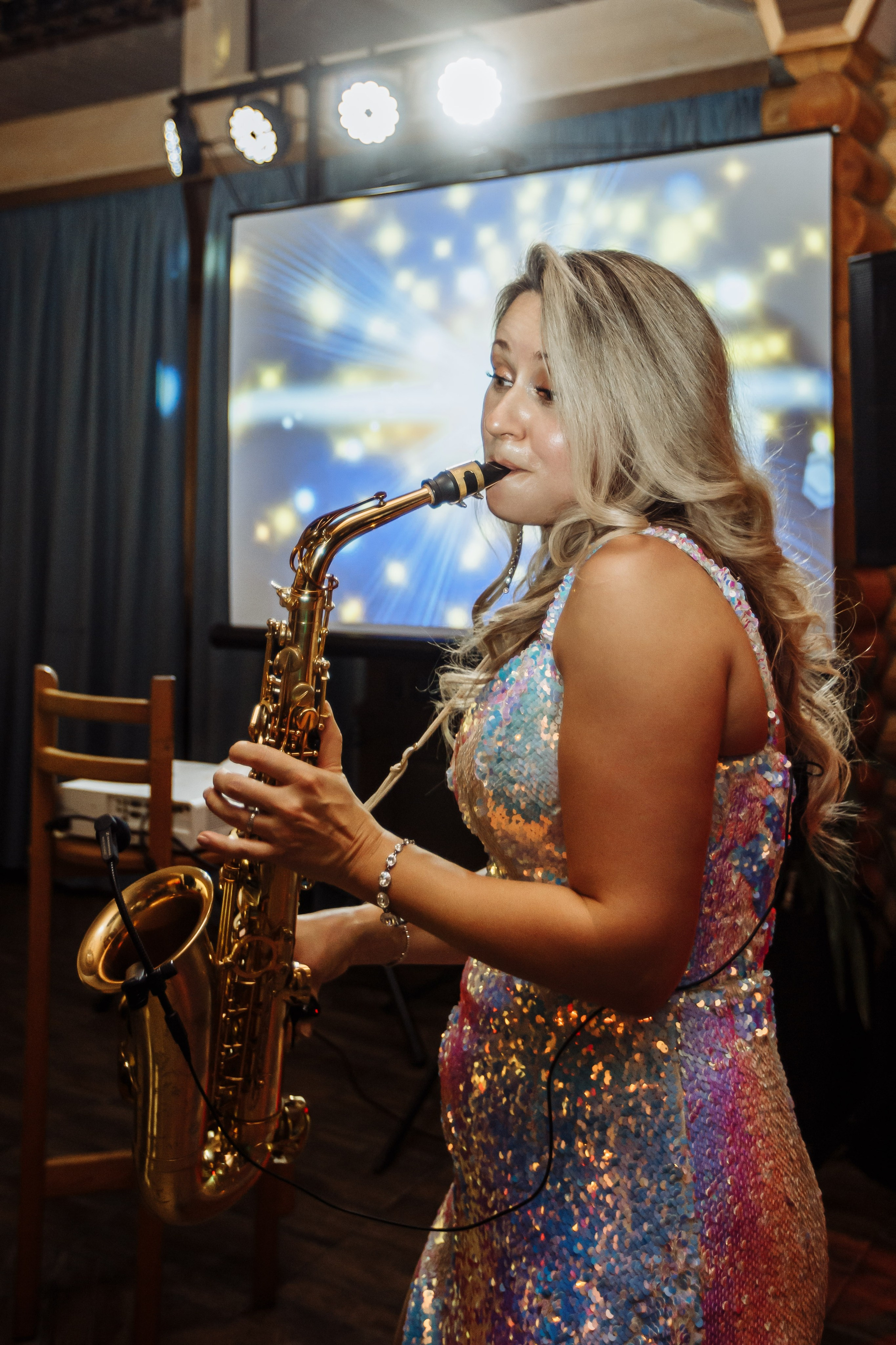 Саксофонистка на юбилее свадьбы, фотограф и видеограф фиксируют событие, подробнее как забронировать дату съёмки можно на этой странице