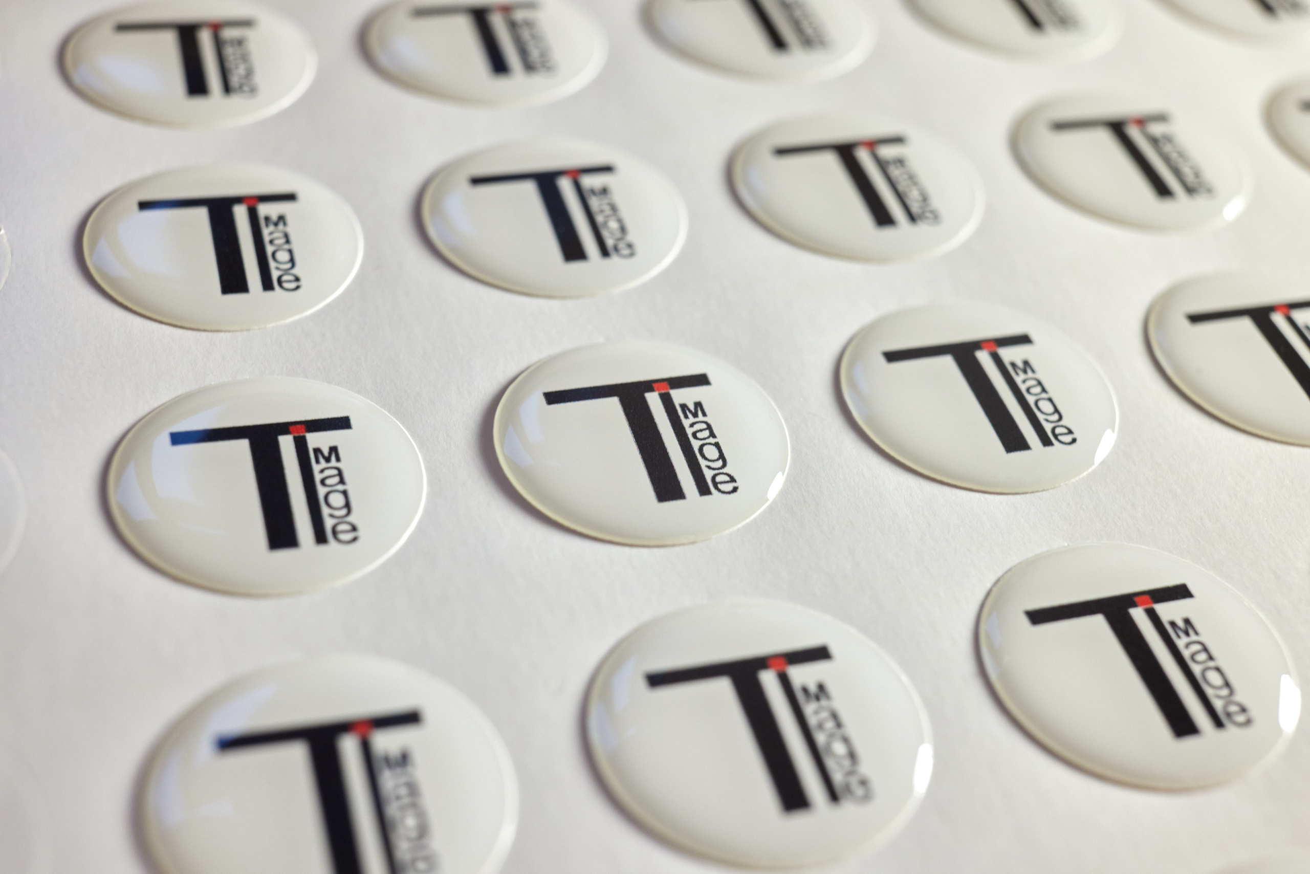 Имидж Технологии — Производство сувенирных магнитов, заливных этикеток и значков. Репортажная фотография в Кирове Кировской области