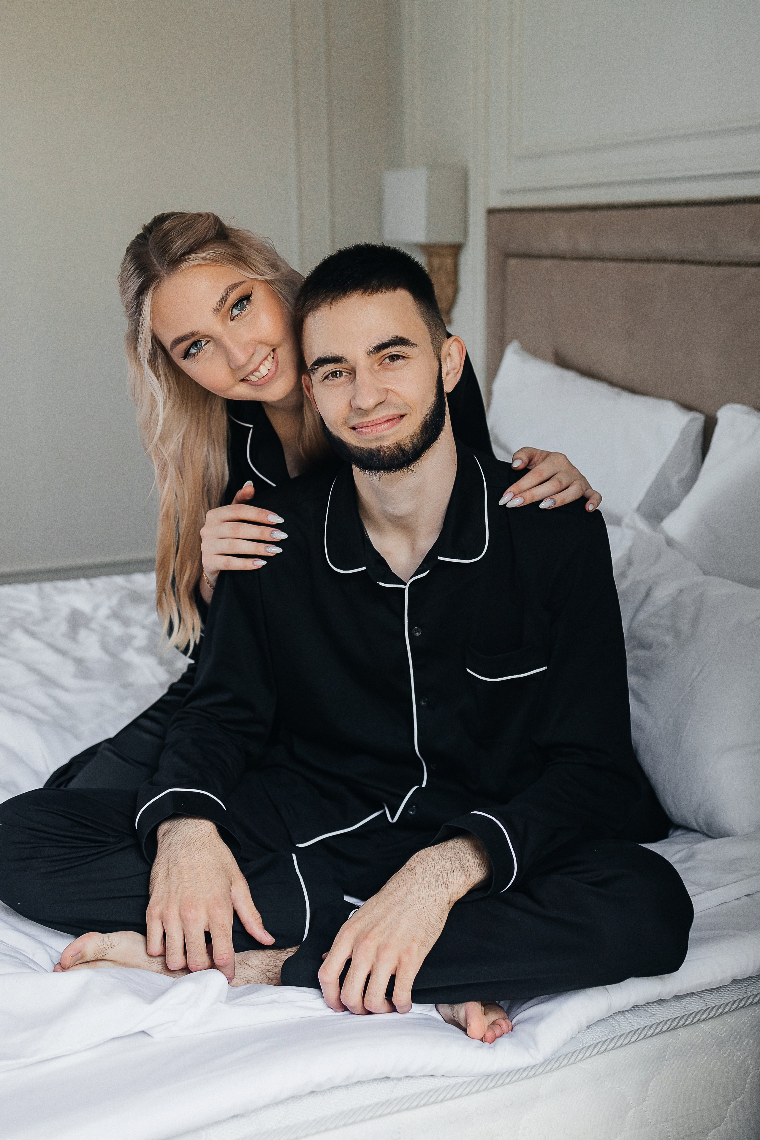 Чувственная первая встреча пары в отеле. Олег Сверчков | Свадебный фотограф Вологда