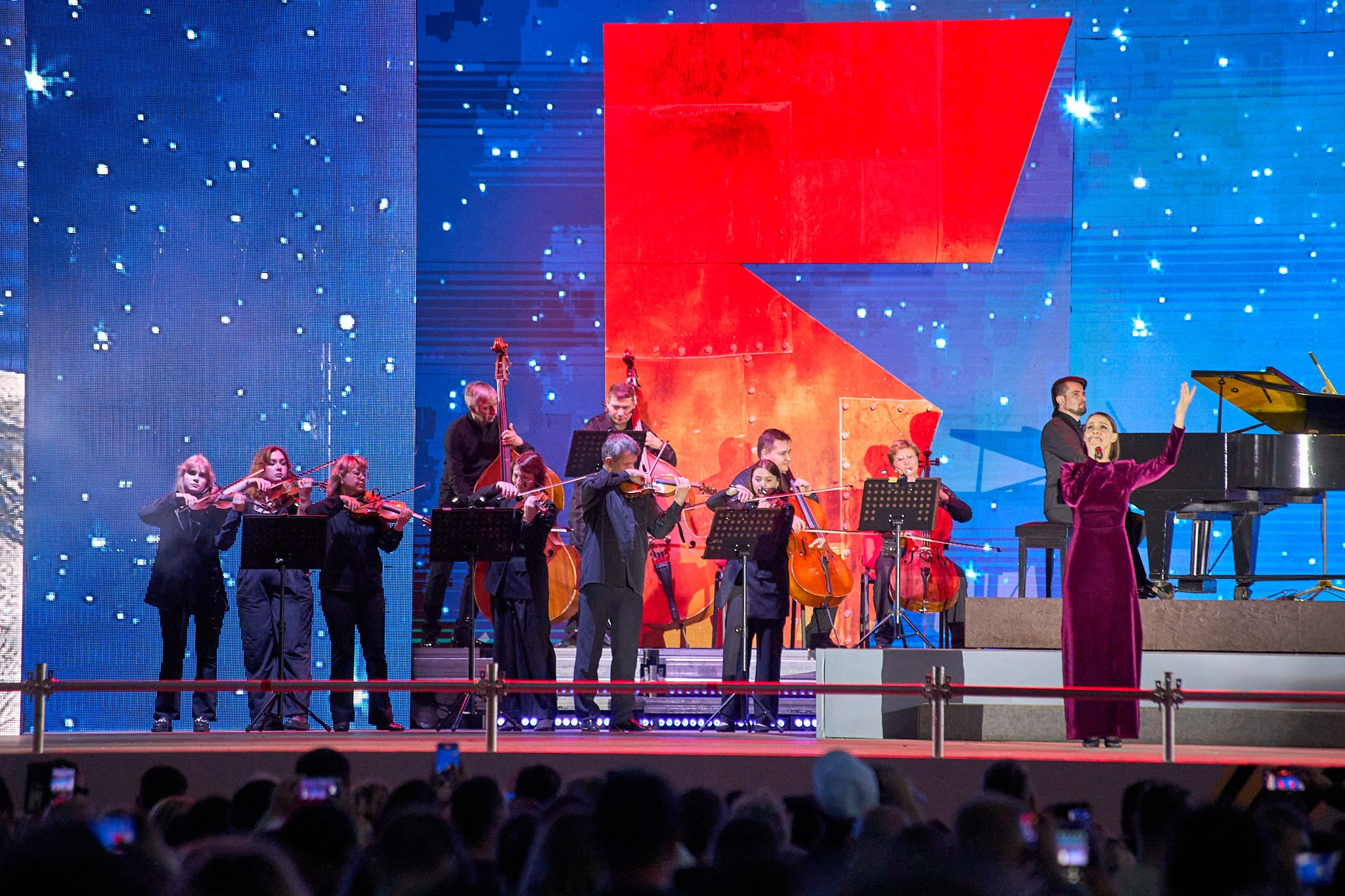 Концерт 9 мая 2025 года на соборной площади. Фотограф Омск | Александр Вандеров