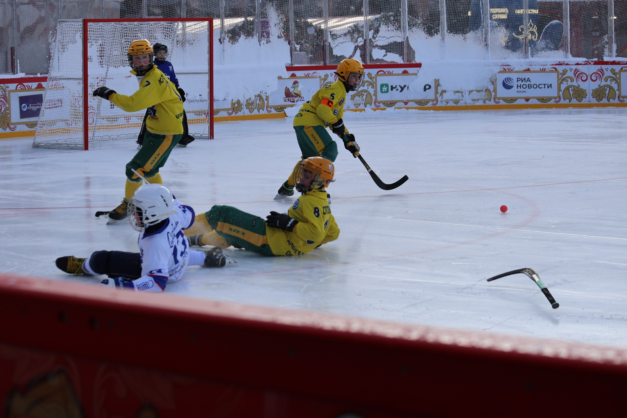 падение в борьбе за мяч в игре хоккей с мячом на Красной площади