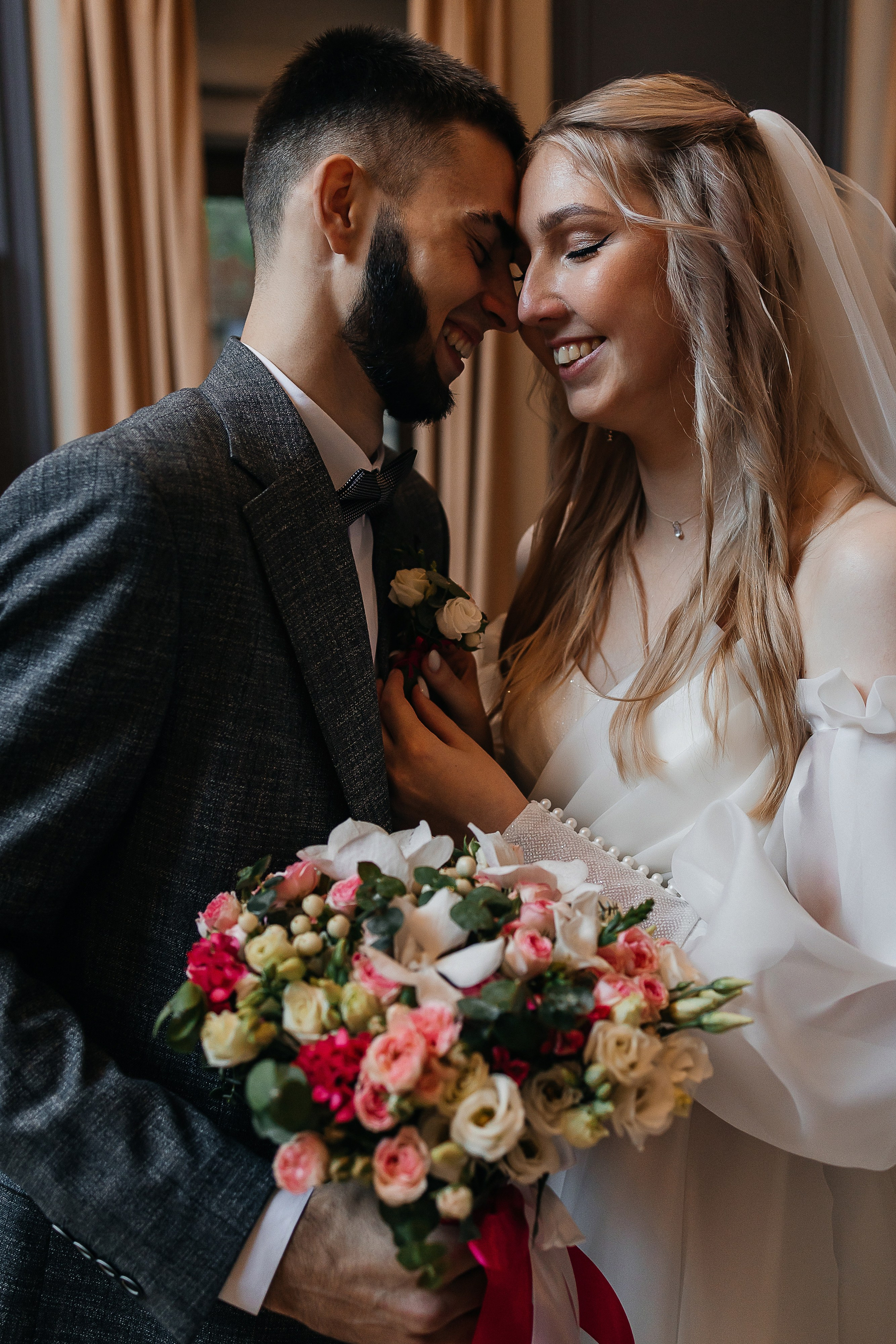 Чувственная первая встреча пары в отеле. Олег Сверчков | Свадебный фотограф Вологда