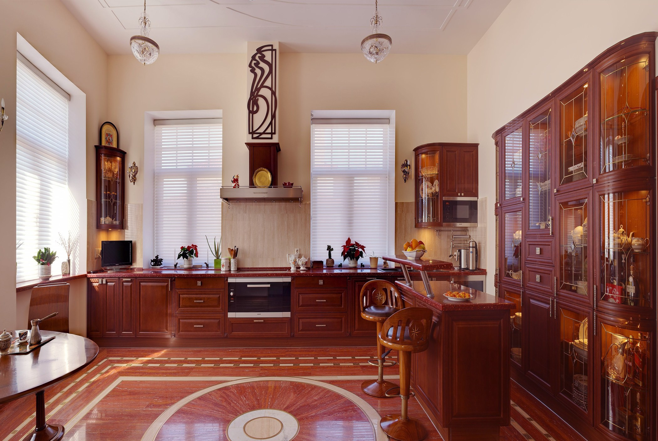Интерьерная фотосъемка кухни в классических тонах деревянная мебель светлый потолок