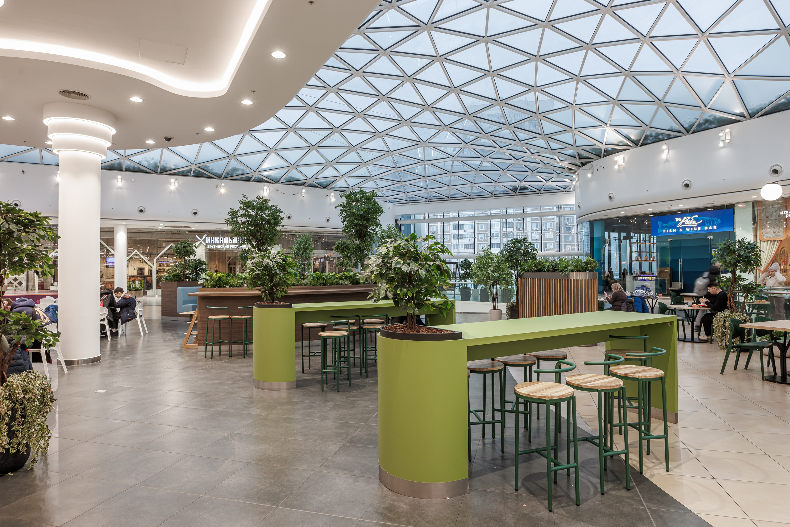 Интерьер фудкорта с открытыми кухнями