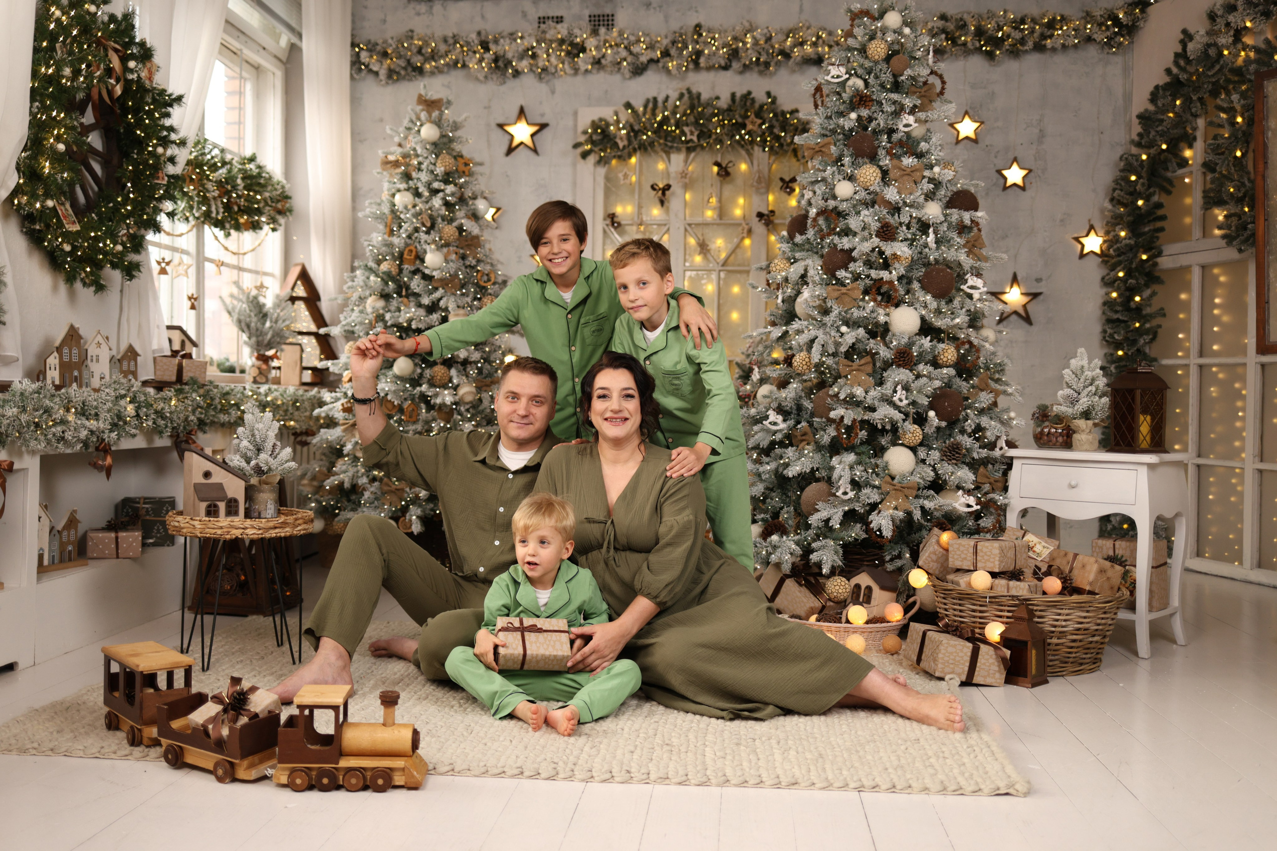 Семейная фотосессия в Москве - вся семья в красивой фотостудии.