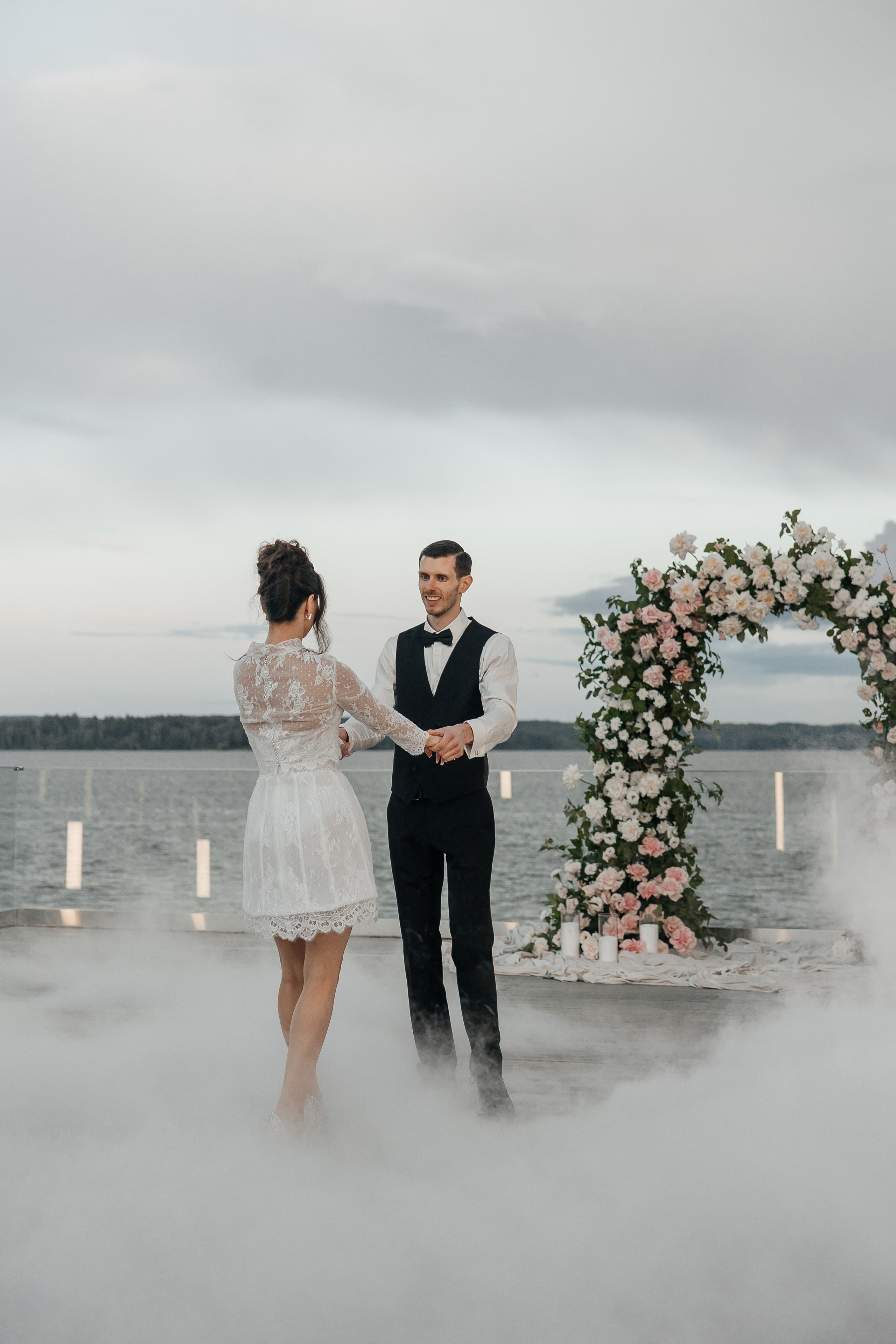 Свадебный танец с тяжелым дымом на площадке THE SUN LAKE VERANDA на озере Сенеж Солнечногорск