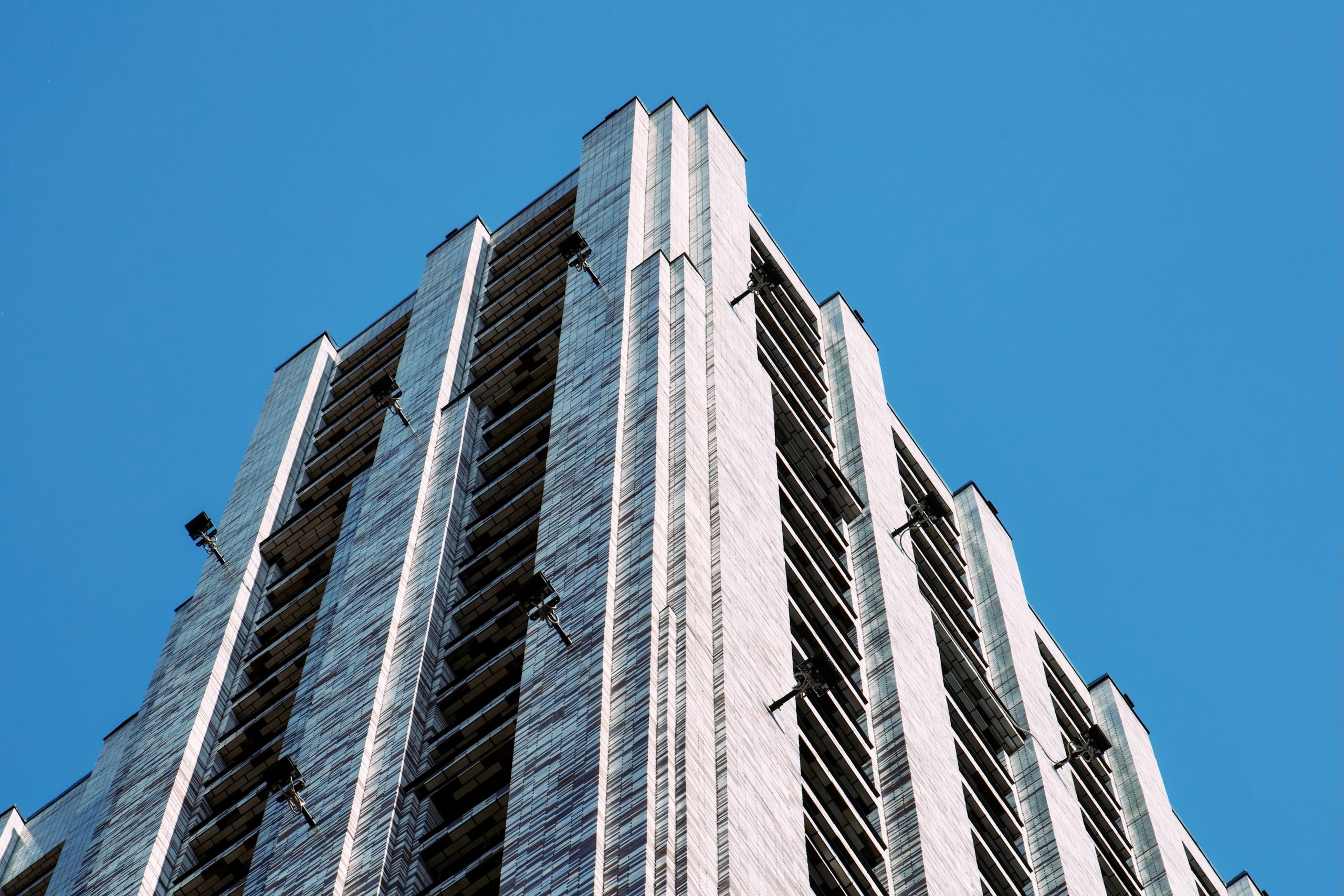 Угол зрения с земли на новостройку в Москве рядом с Зотов центр