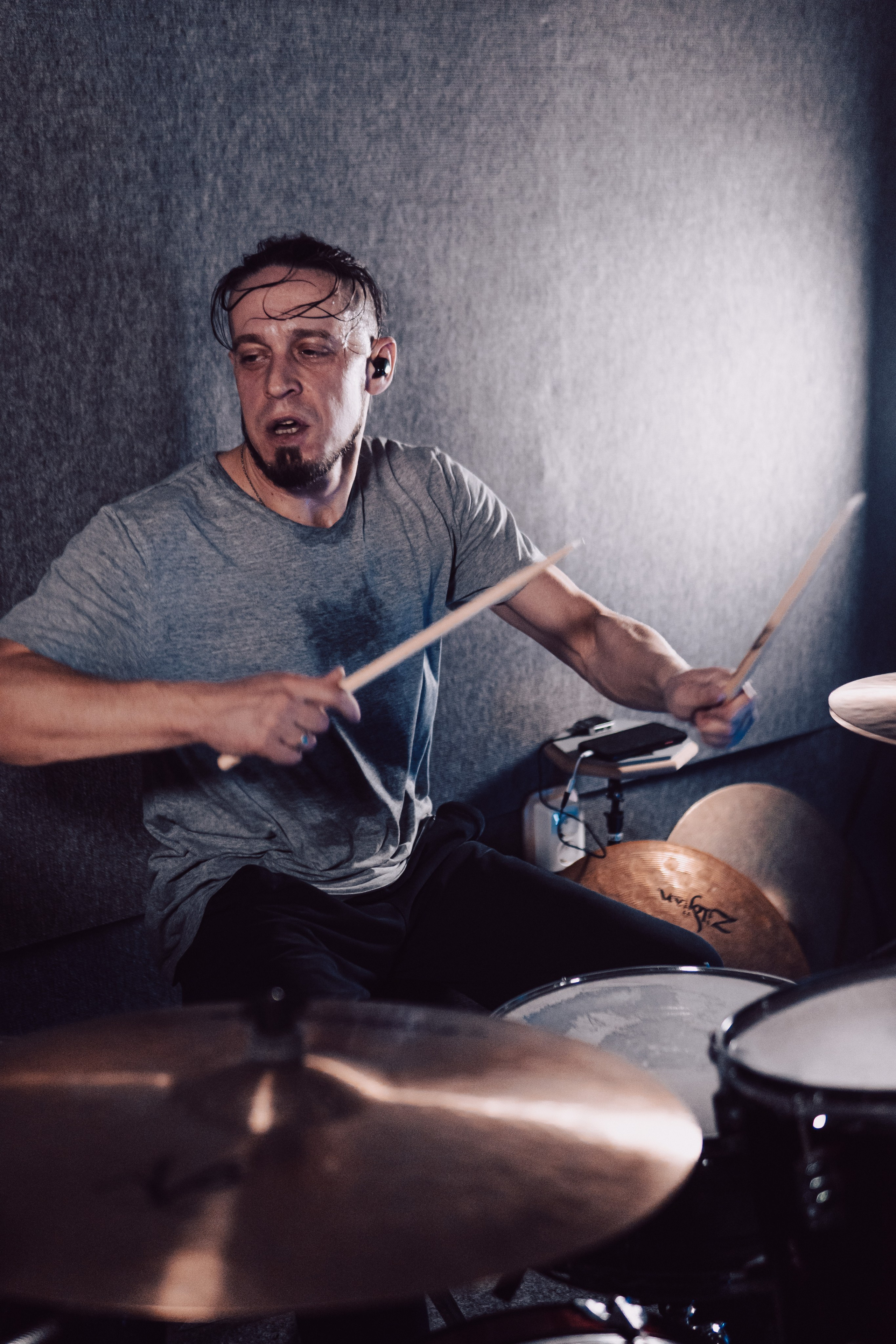 Фотографии репетиции рок группы