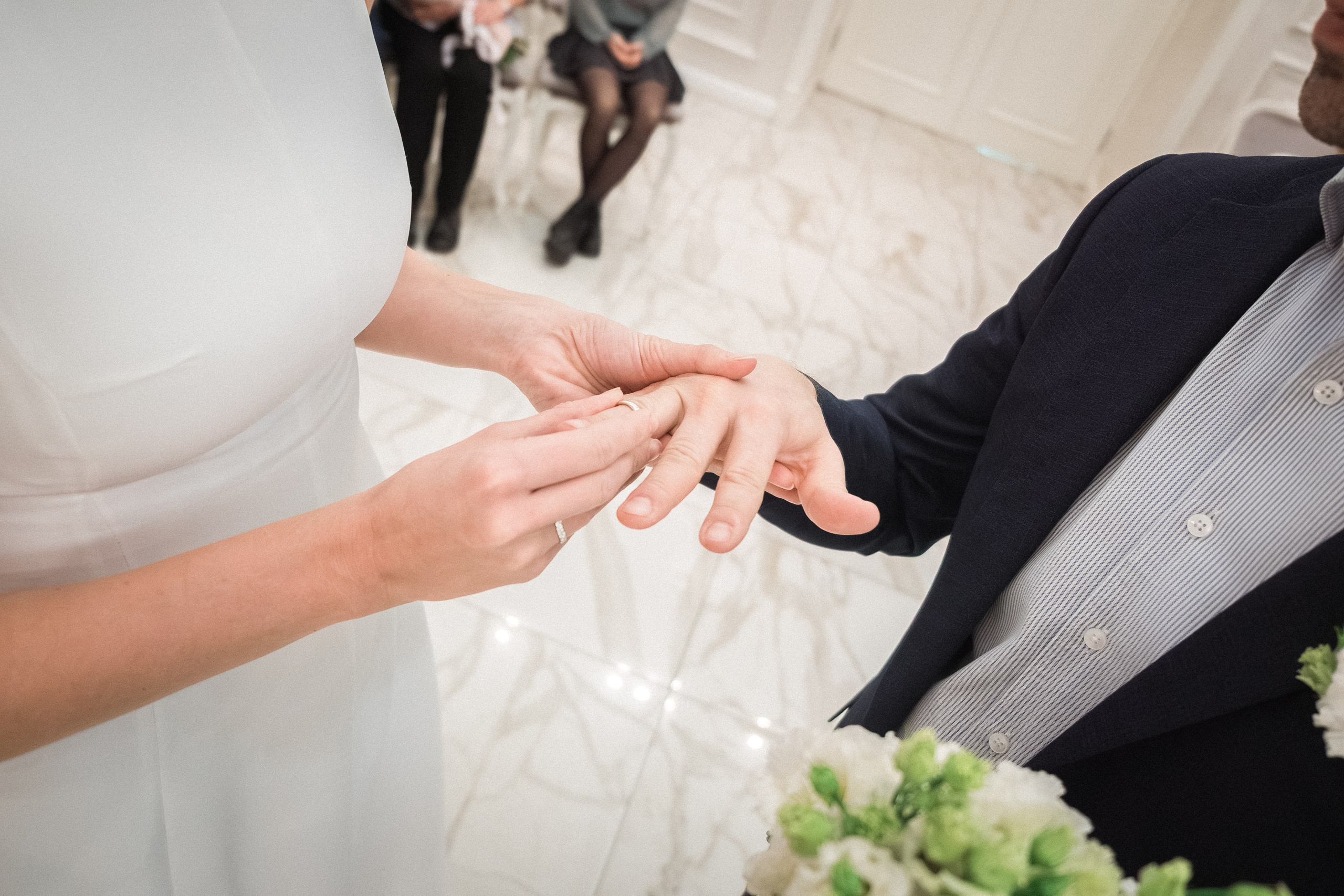 Трогательный момент свадебной церемонии в загсе Архангельска: руки молодожёнов крупным планом, кольцо скользит на палец невесты. Начало новой семьи