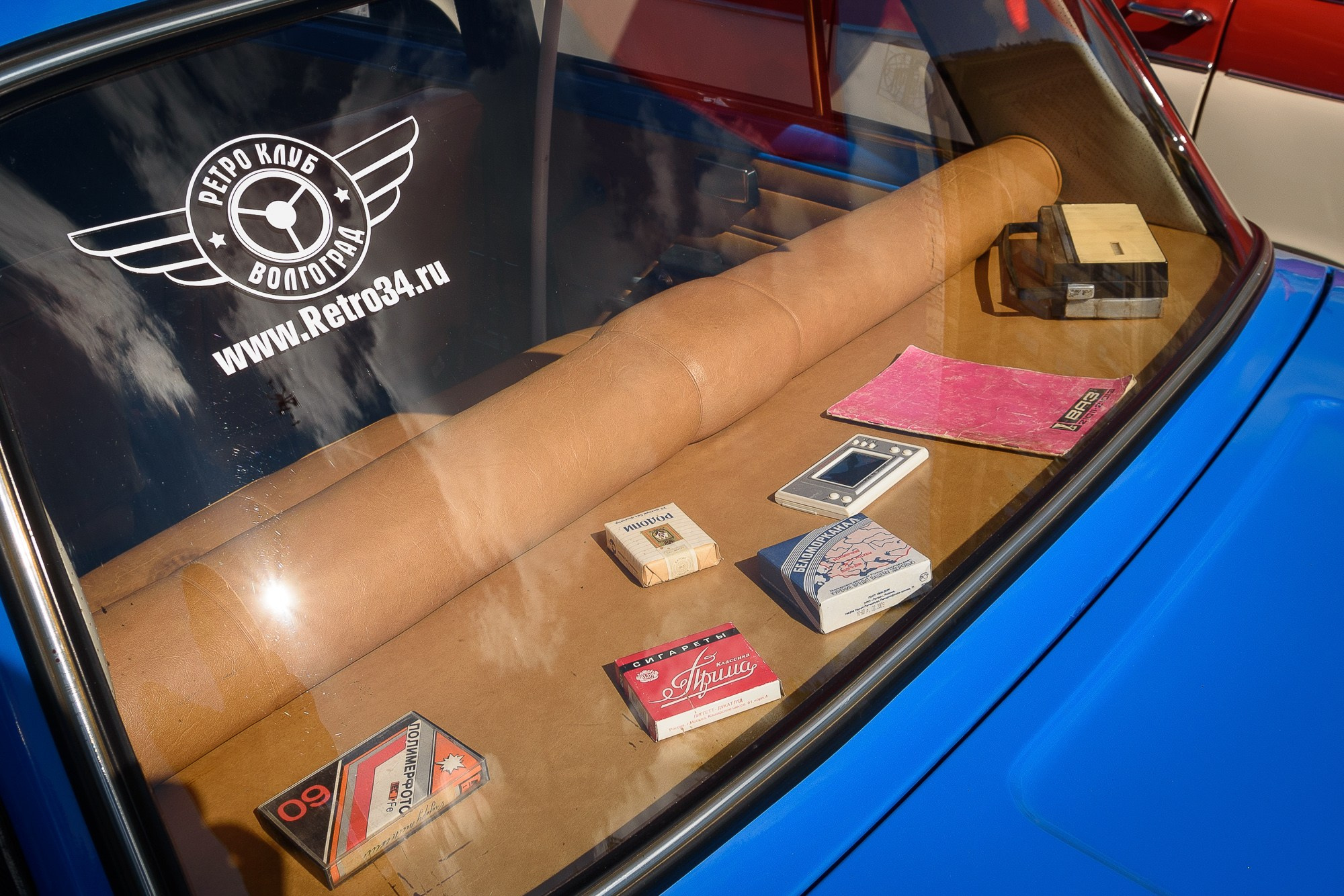 Заднее стекло автомобиля Волга с эмблемой ретро-клуба