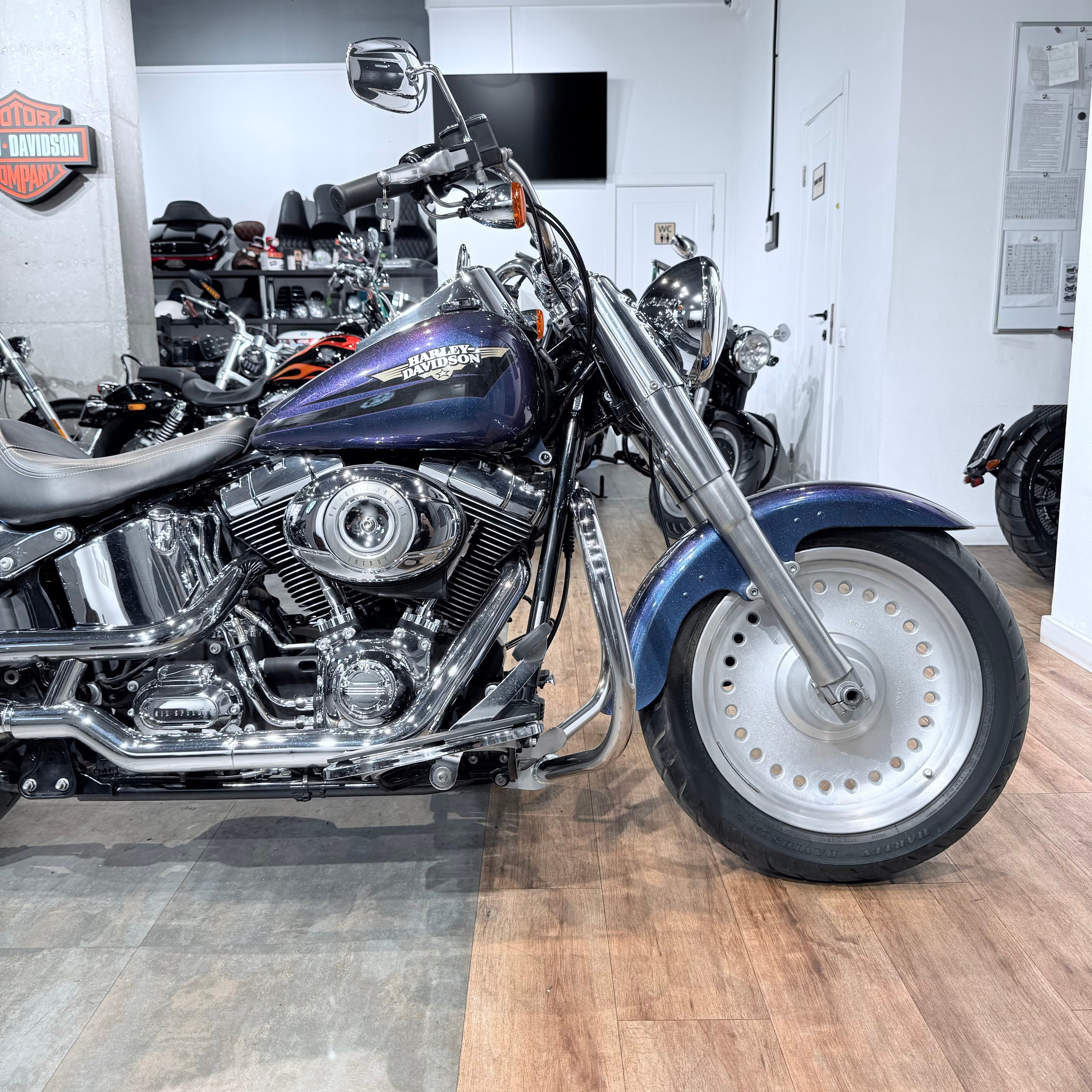 Мотоциклы Harley-Davidson 2010 Fat Boy (Flame Blue Pearl) (Softail) — купить мотоцикл. Hello Davidson, Москва. Только хорошие мотоциклы…