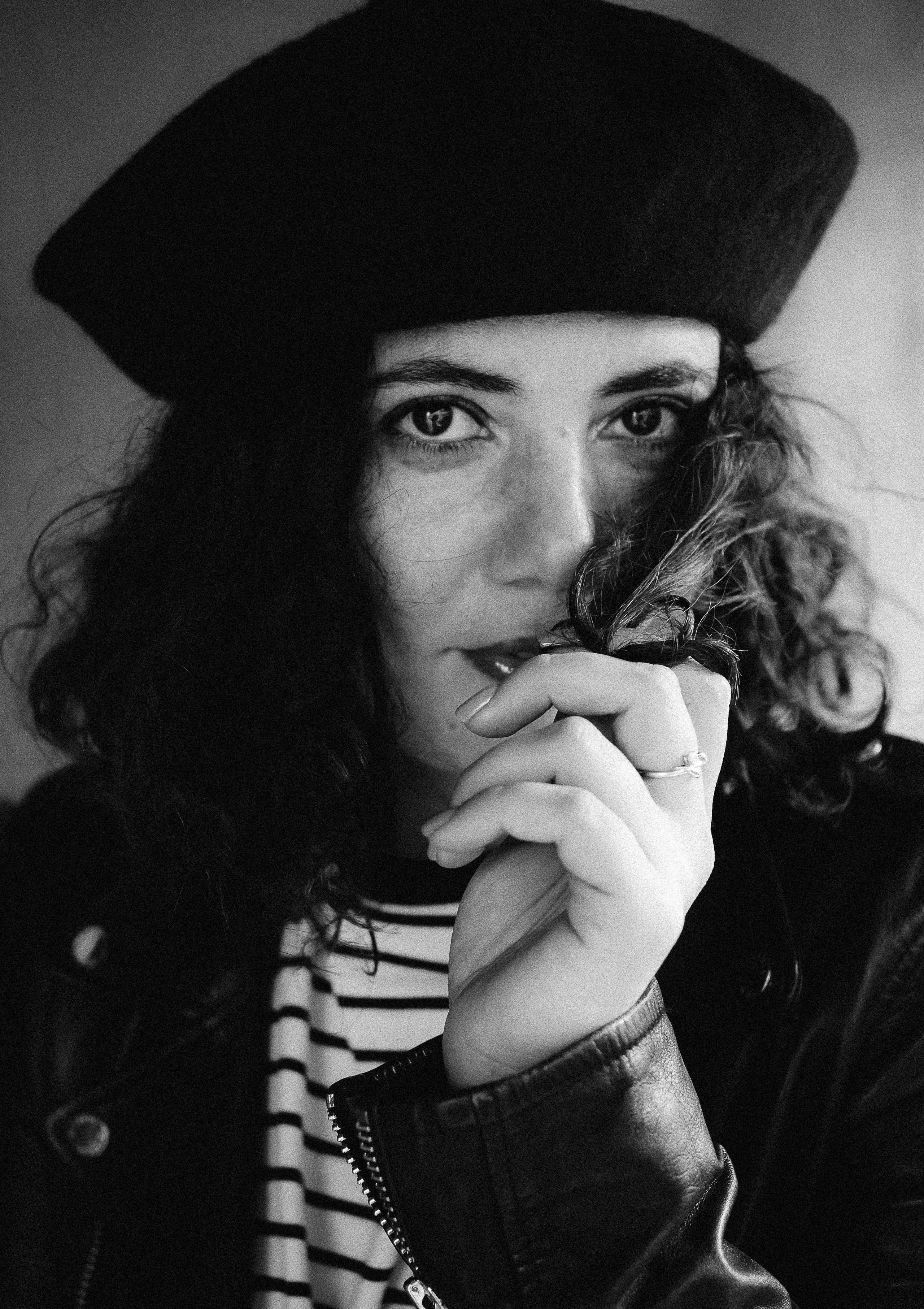 Фотосессия Юли в городе, поймали парижский вайб в Москве. Портретный творческий фотограф в Москве Надя Дудник