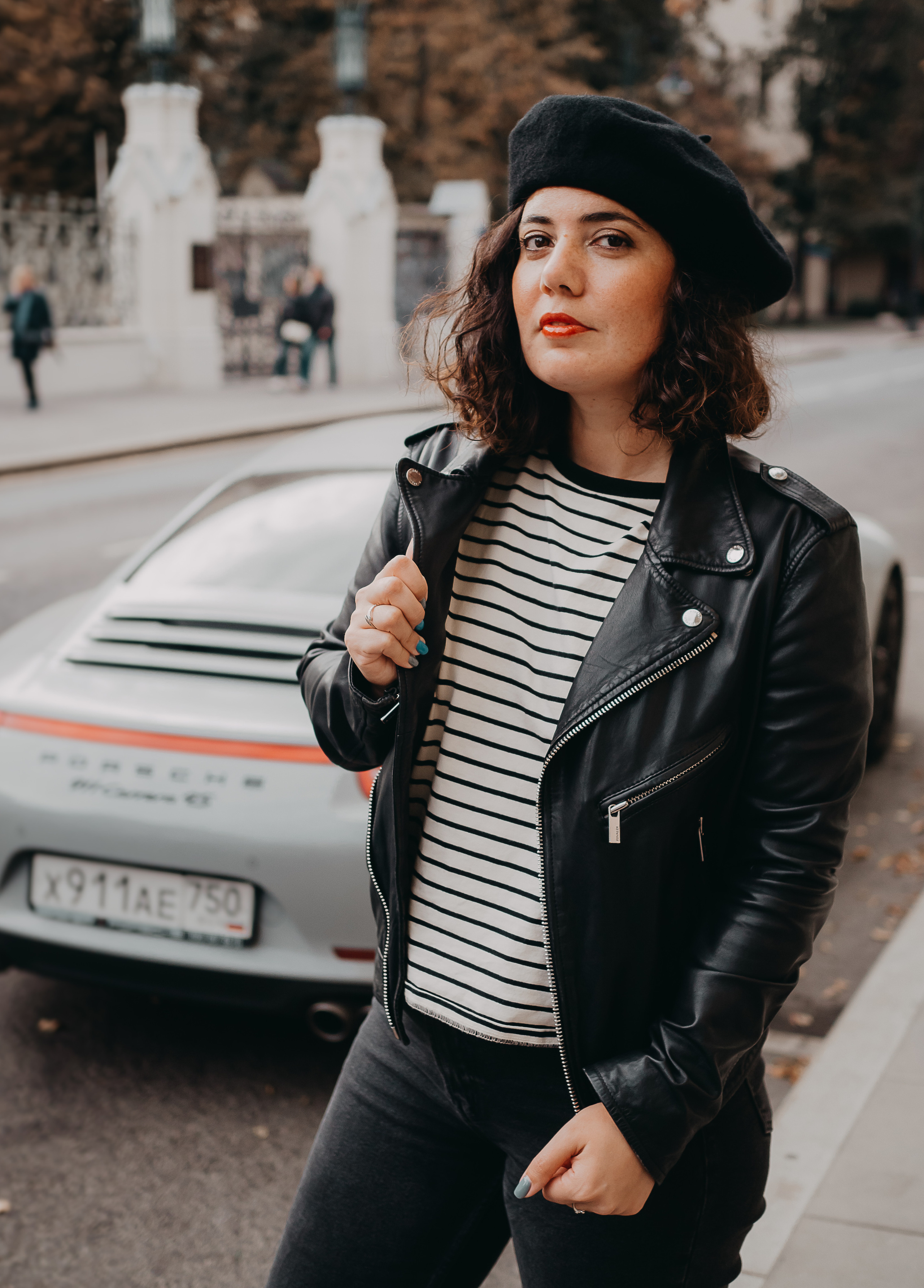 Фотосессия Юли в городе, поймали парижский вайб в Москве. Портретный творческий фотограф в Москве Надя Дудник