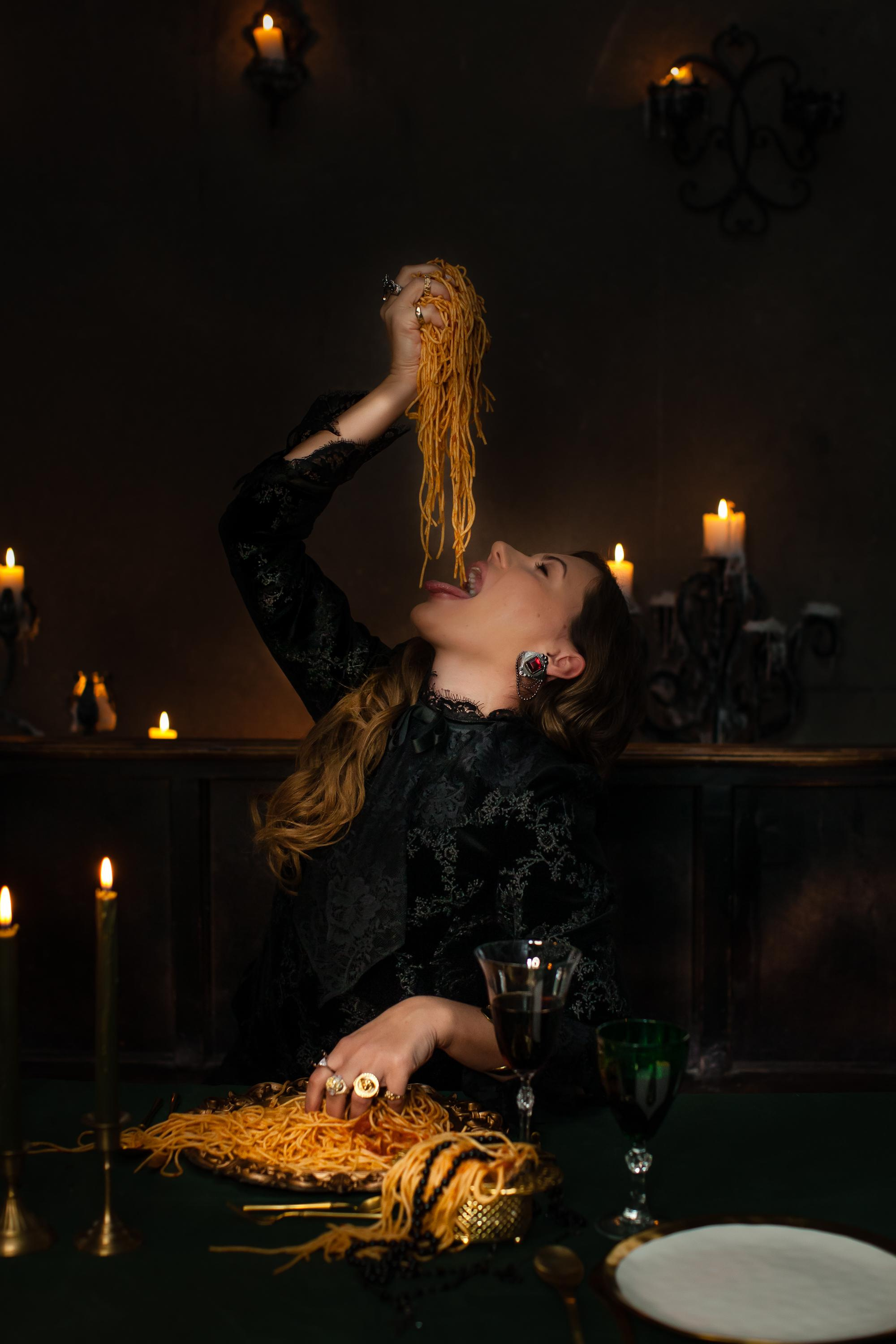 Готическая съемка со спагетти. Портретный творческий фотограф в Москве Надя Дудник