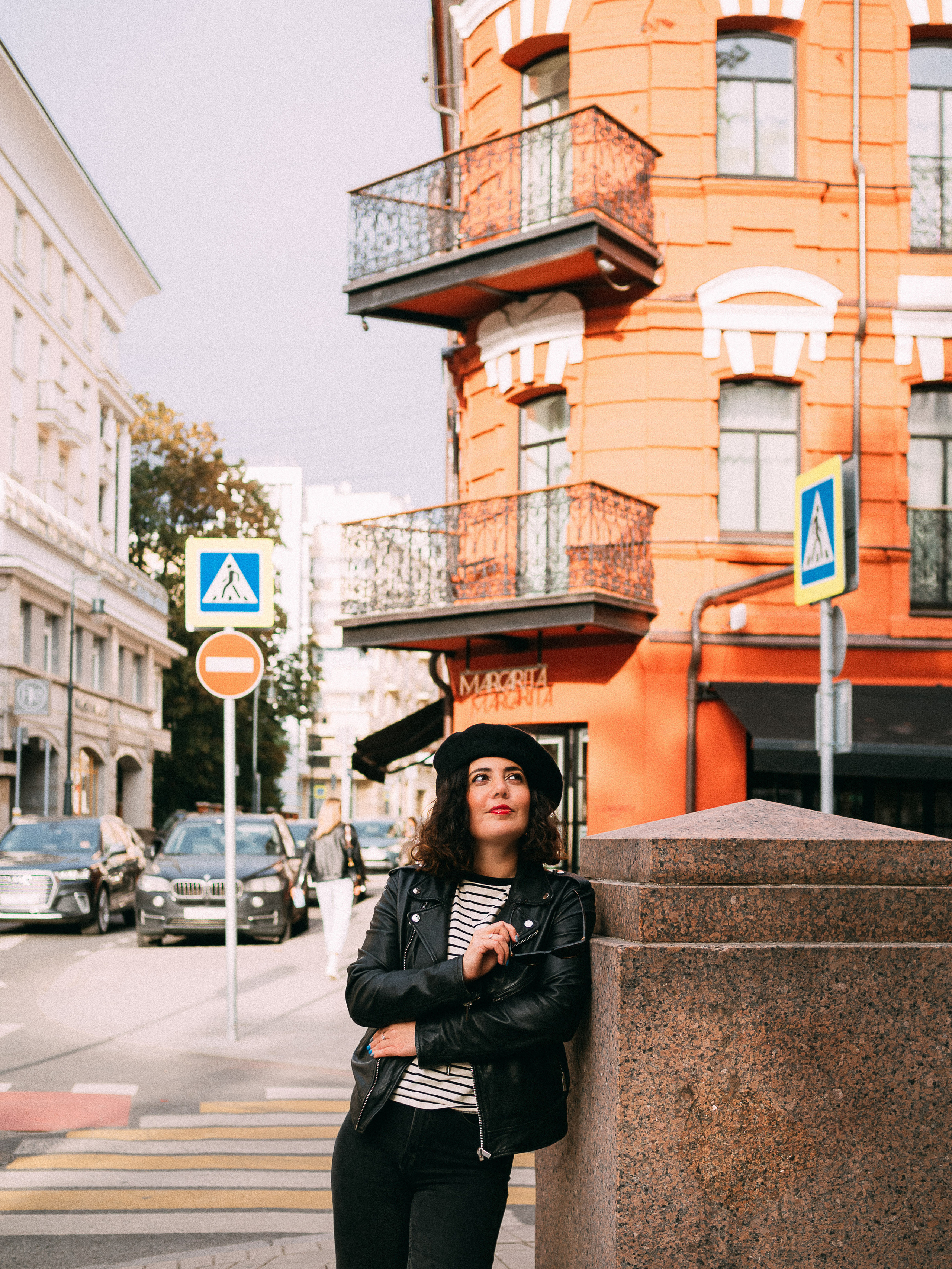 Фотосессия Юли в городе, поймали парижский вайб в Москве. Портретный творческий фотограф в Москве Надя Дудник