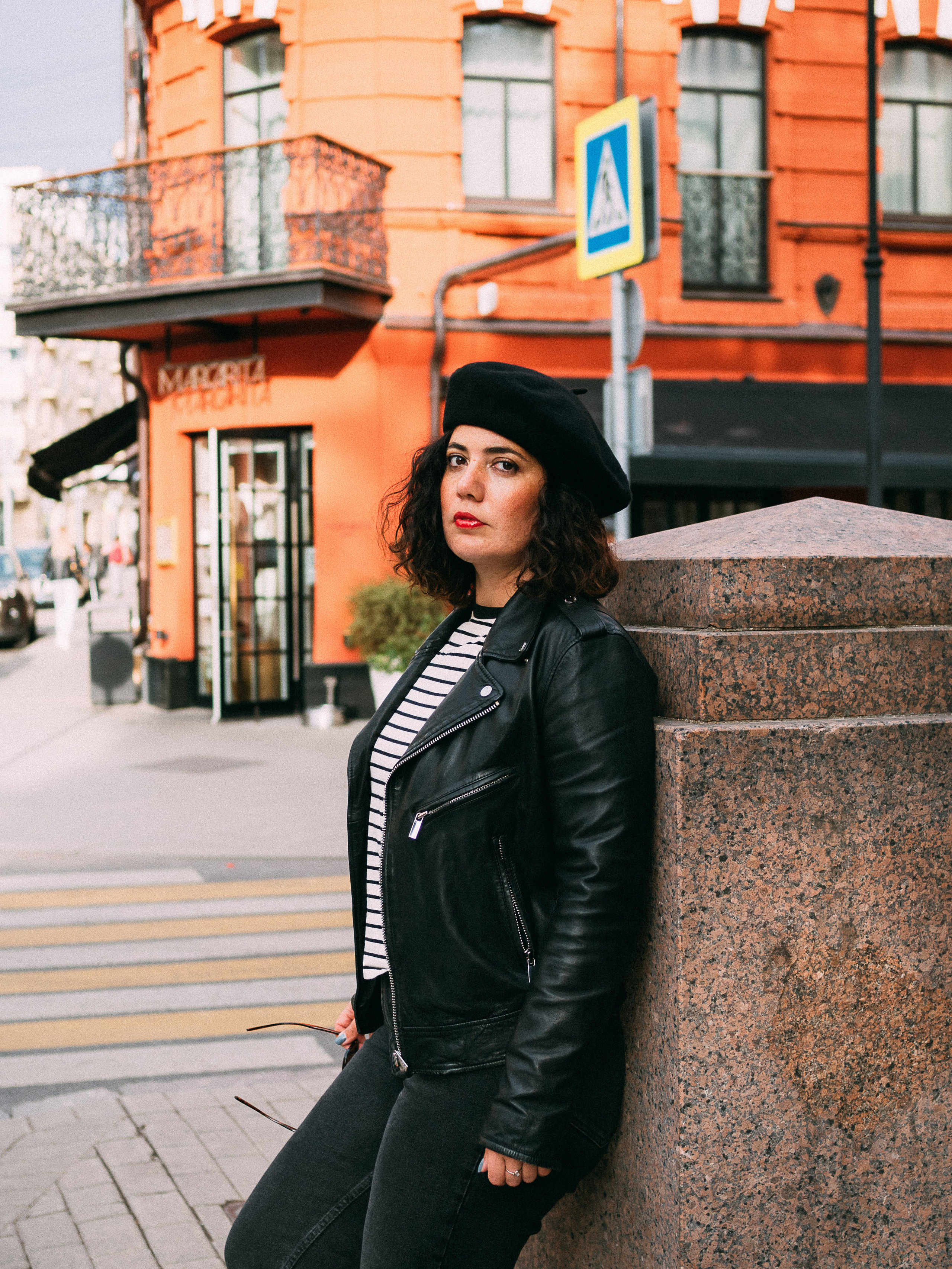 Фотосессия Юли в городе, поймали парижский вайб в Москве. Портретный творческий фотограф в Москве Надя Дудник