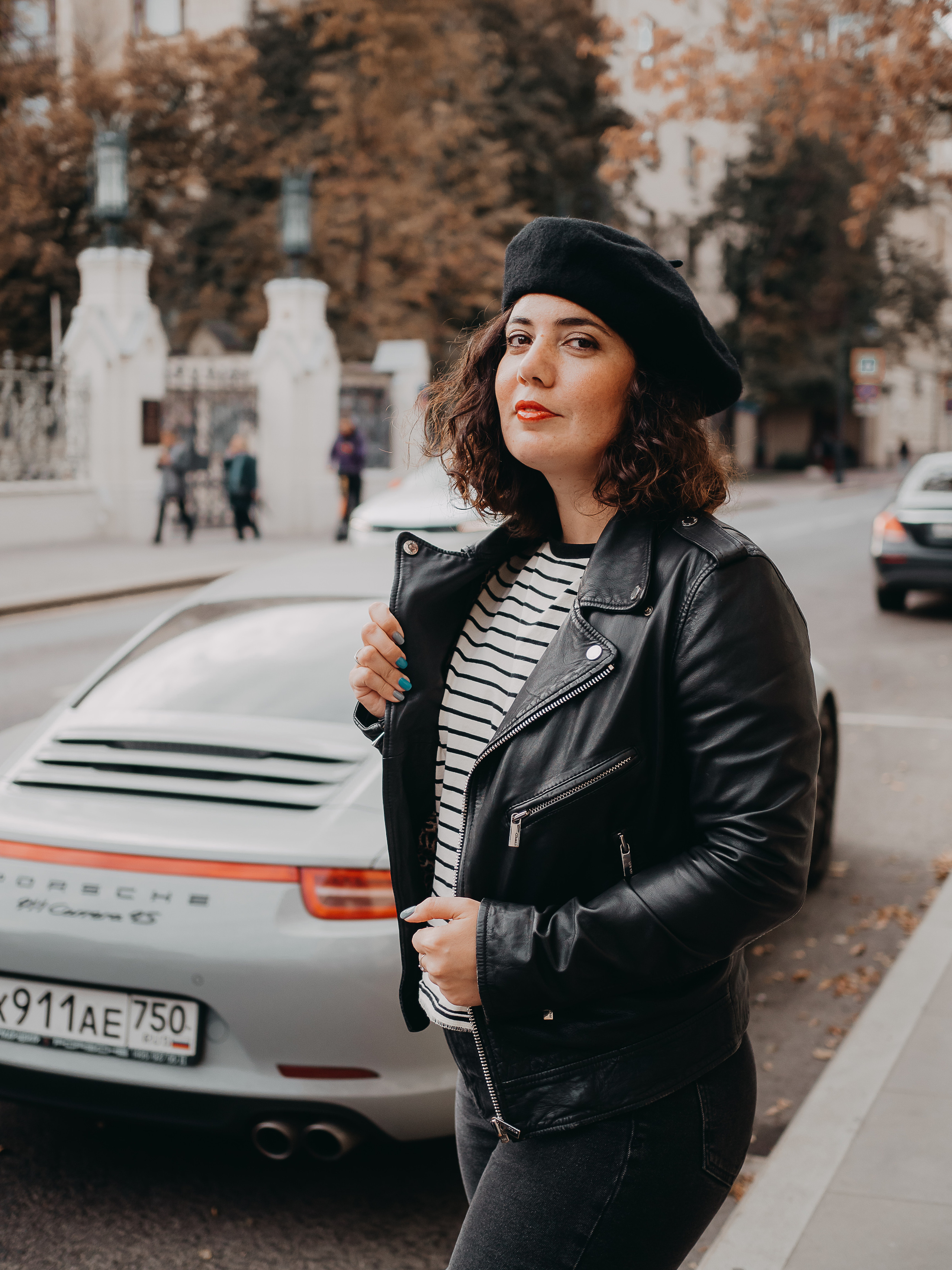 Фотосессия Юли в городе, поймали парижский вайб в Москве. Портретный творческий фотограф в Москве Надя Дудник