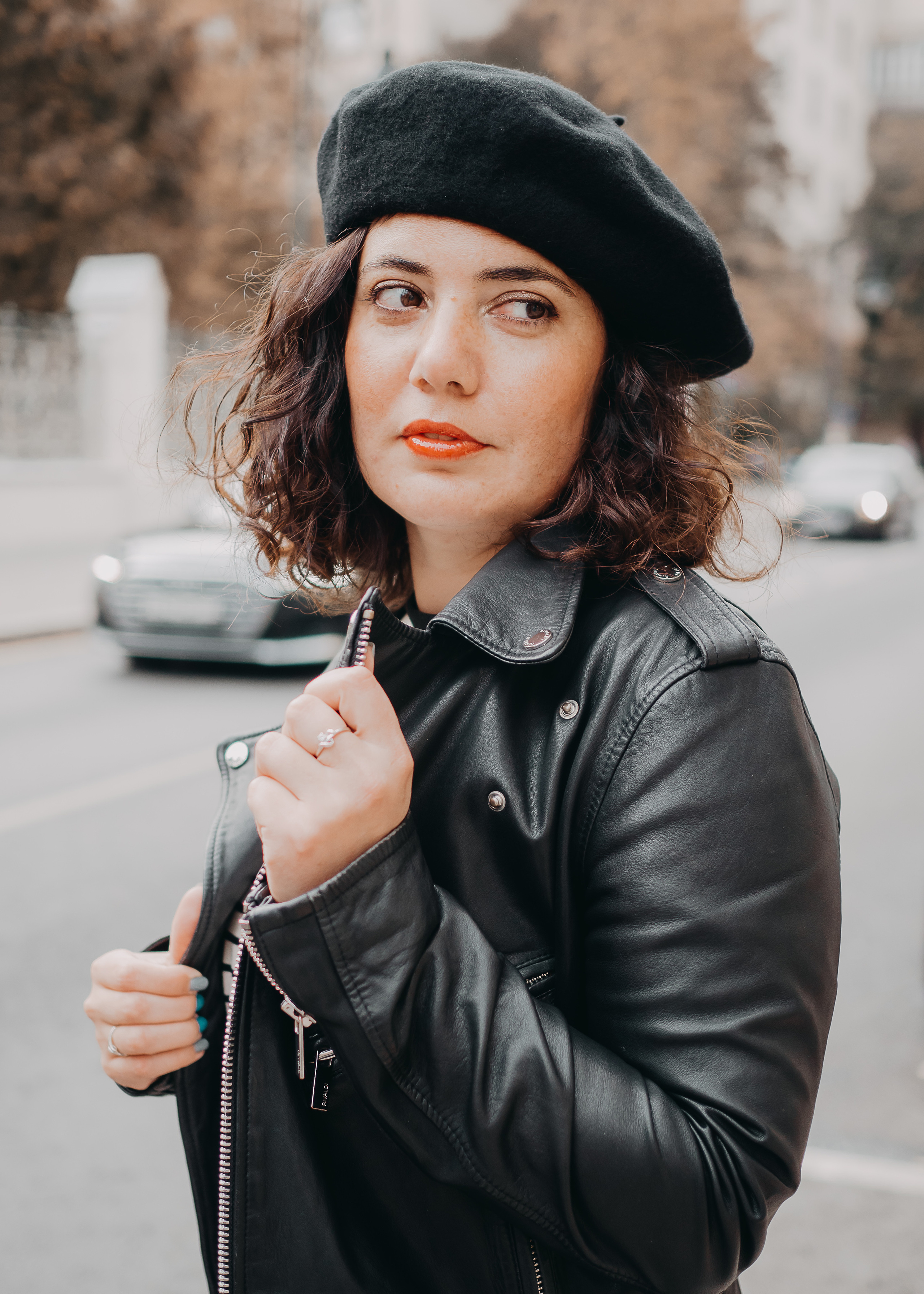 Фотосессия Юли в городе, поймали парижский вайб в Москве. Портретный творческий фотограф в Москве Надя Дудник