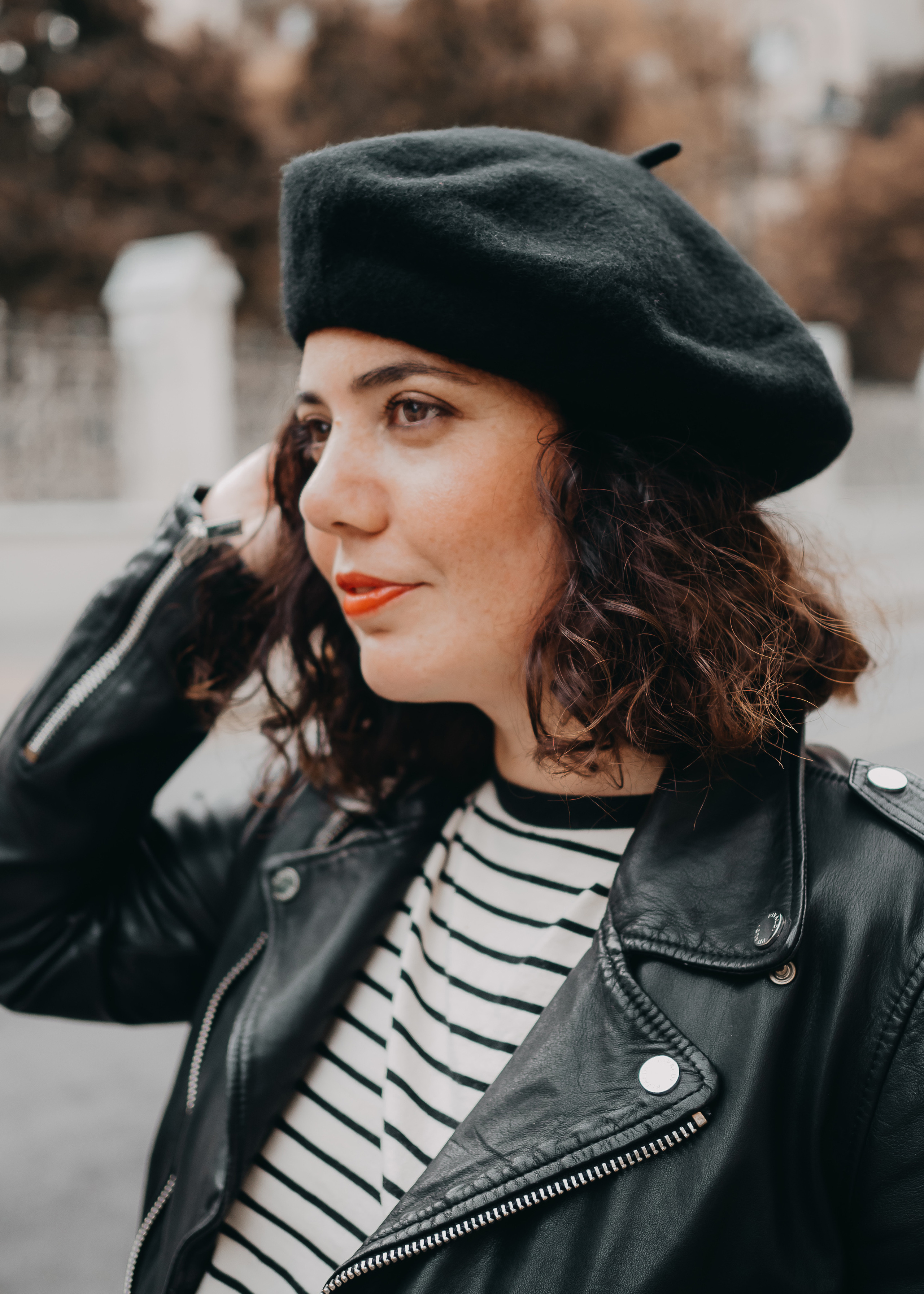 Фотосессия Юли в городе, поймали парижский вайб в Москве. Портретный творческий фотограф в Москве Надя Дудник