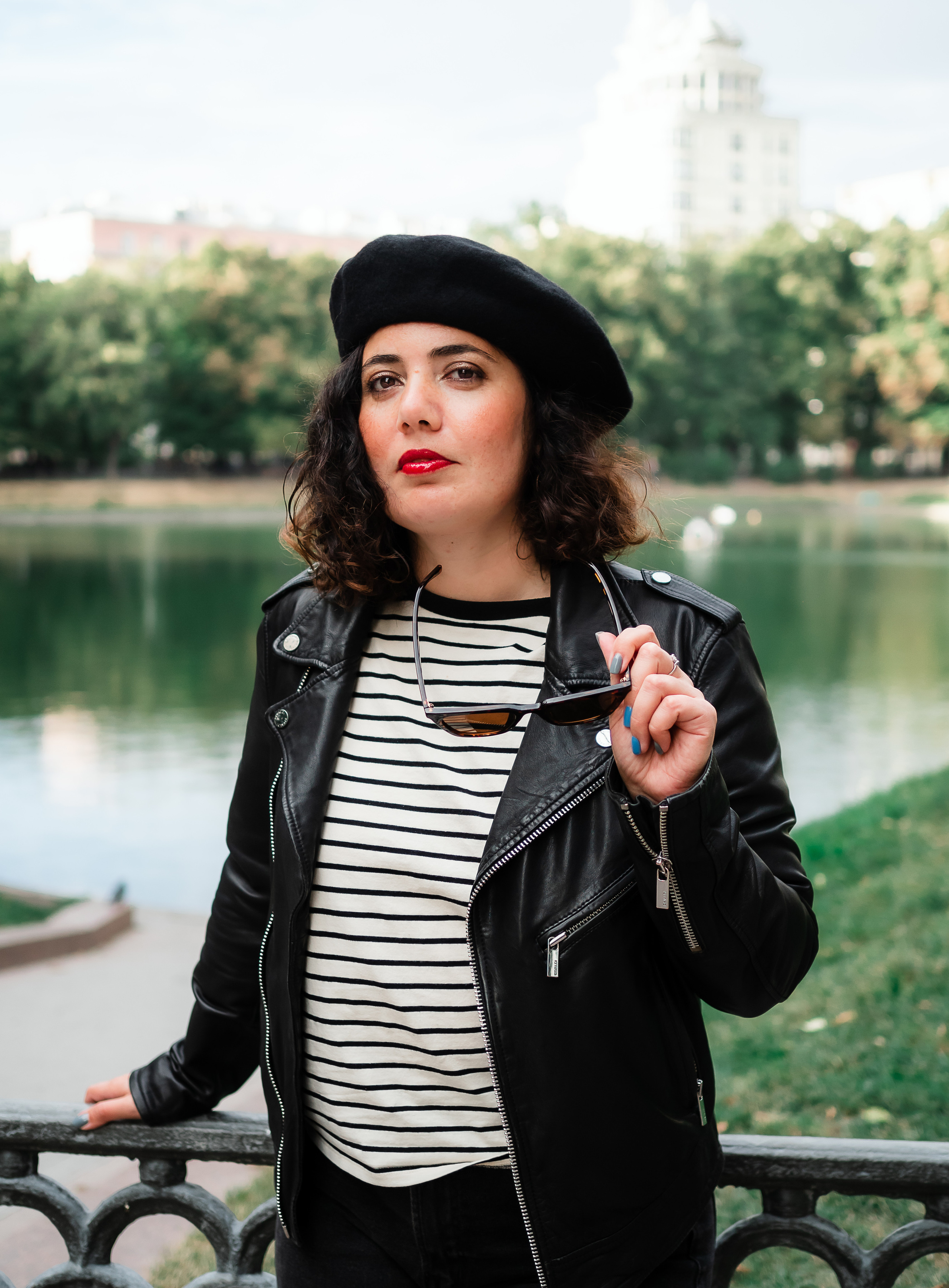 Фотосессия Юли в городе, поймали парижский вайб в Москве. Портретный творческий фотограф в Москве Надя Дудник