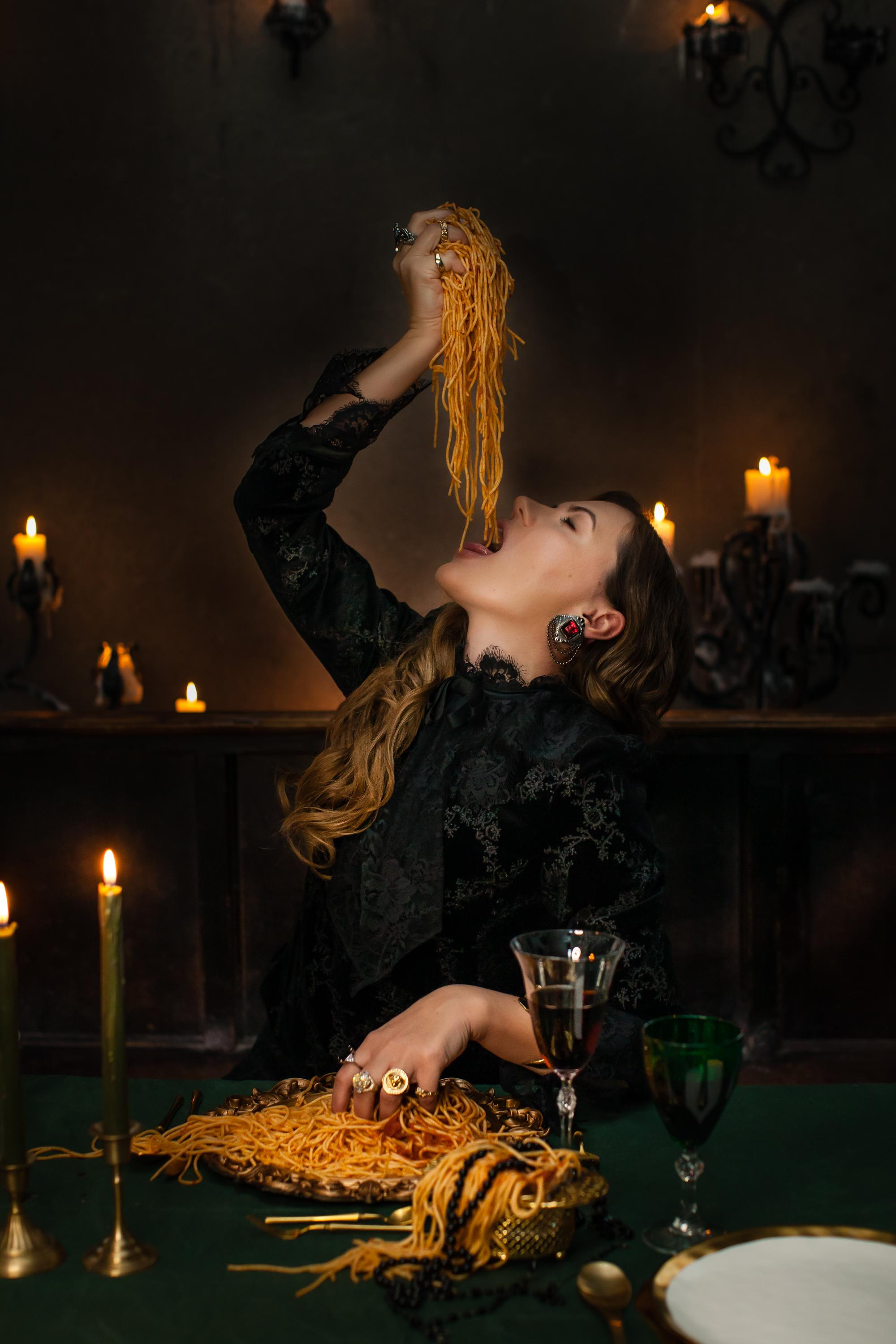 Готическая съемка со спагетти. Портретный творческий фотограф в Москве Надя Дудник