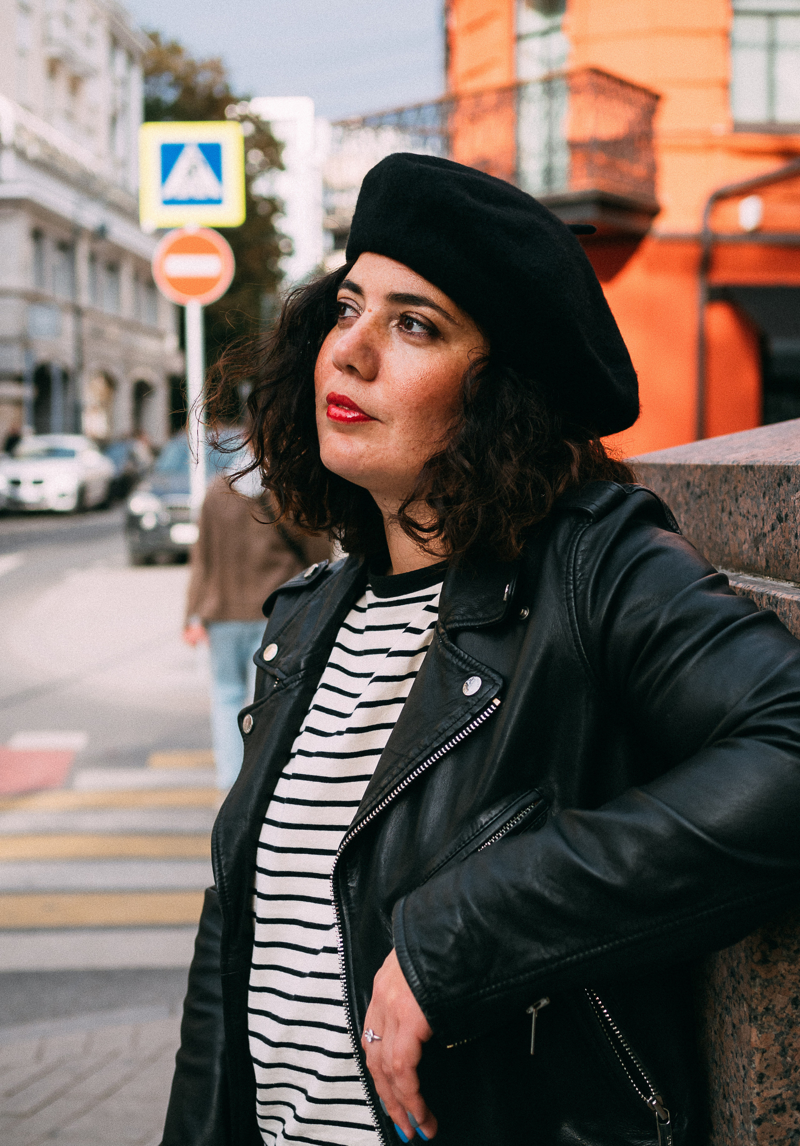 Фотосессия Юли в городе, поймали парижский вайб в Москве. Портретный творческий фотограф в Москве Надя Дудник