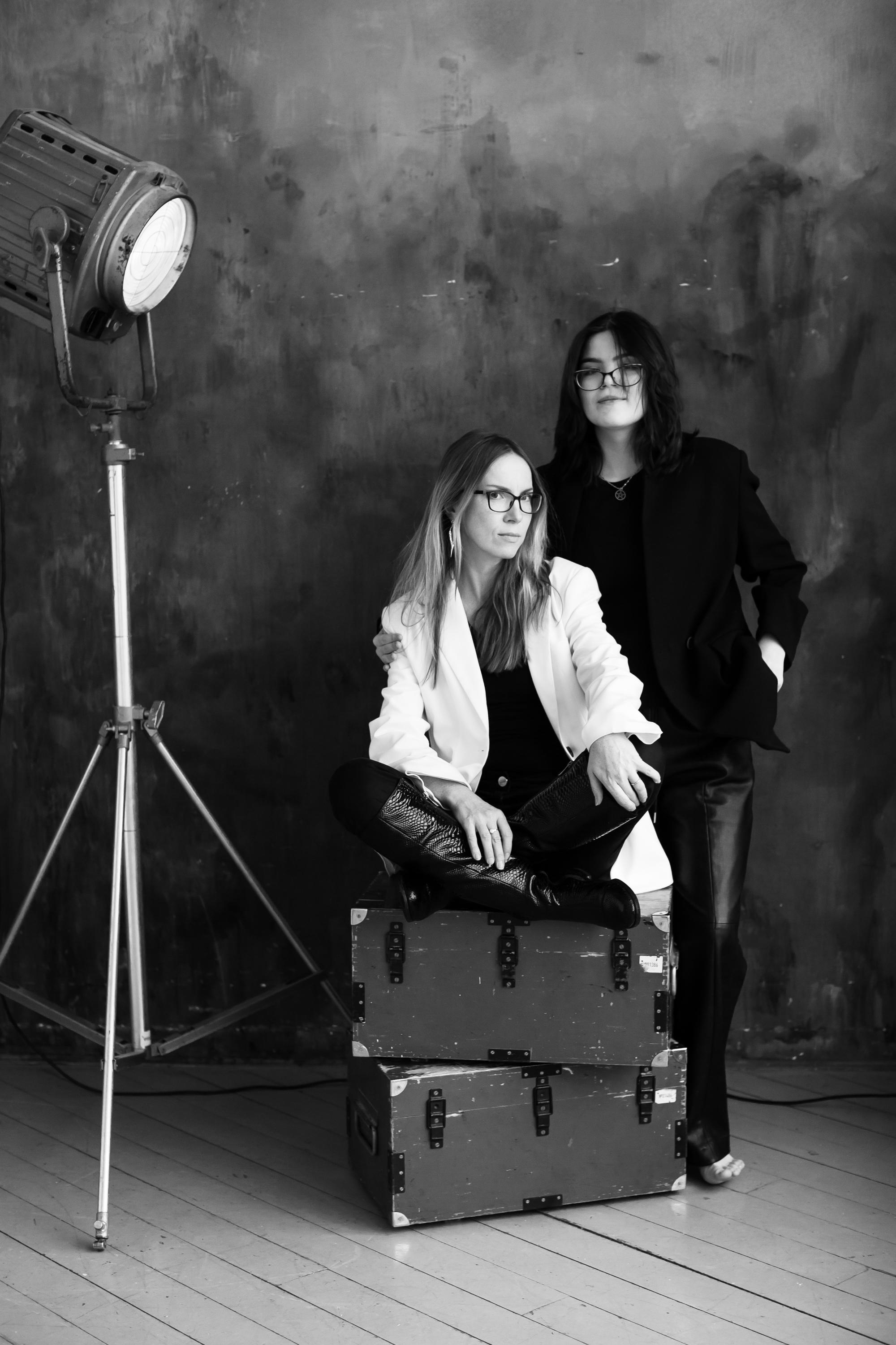 Фотодень «черно-белые портреты» Таня и Алиса. Портретный творческий фотограф в Москве Надя Дудник