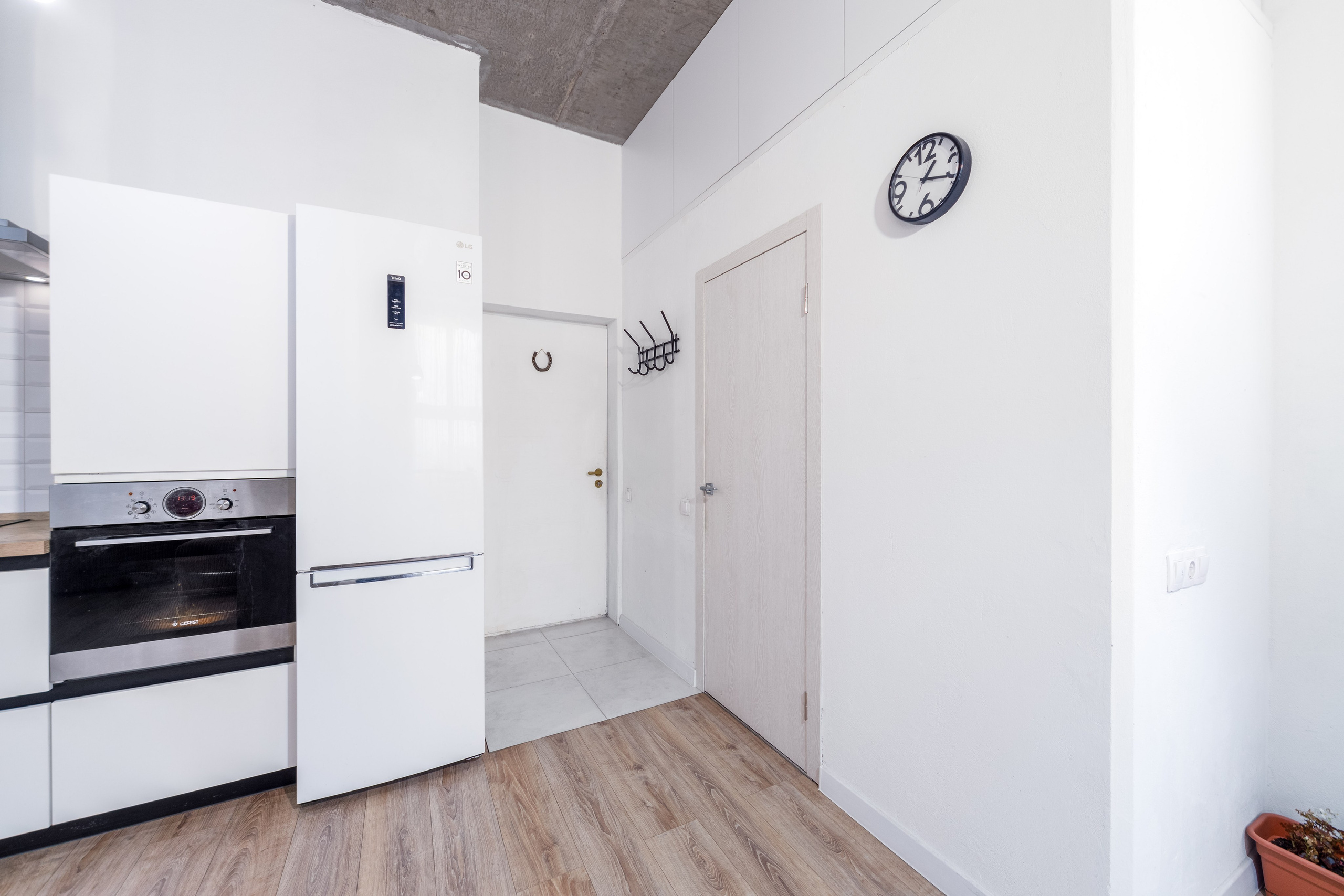 Фотограф Sakavita Media - интерьер зоны входной двери на втором этаже в пентхаусе в ЖК Минск Мир