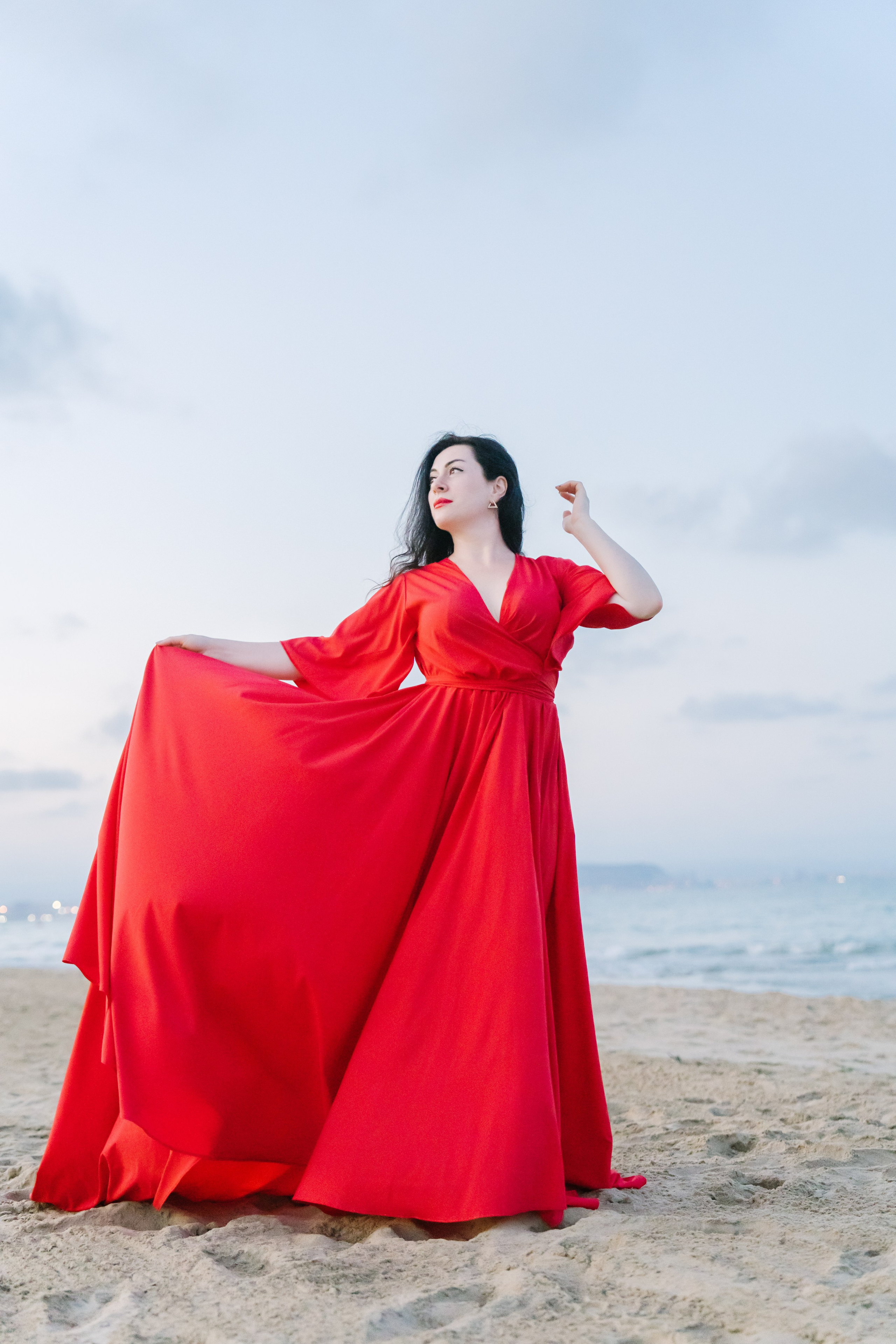 индивидуальная фотосессия в летящем красно платье на пляже