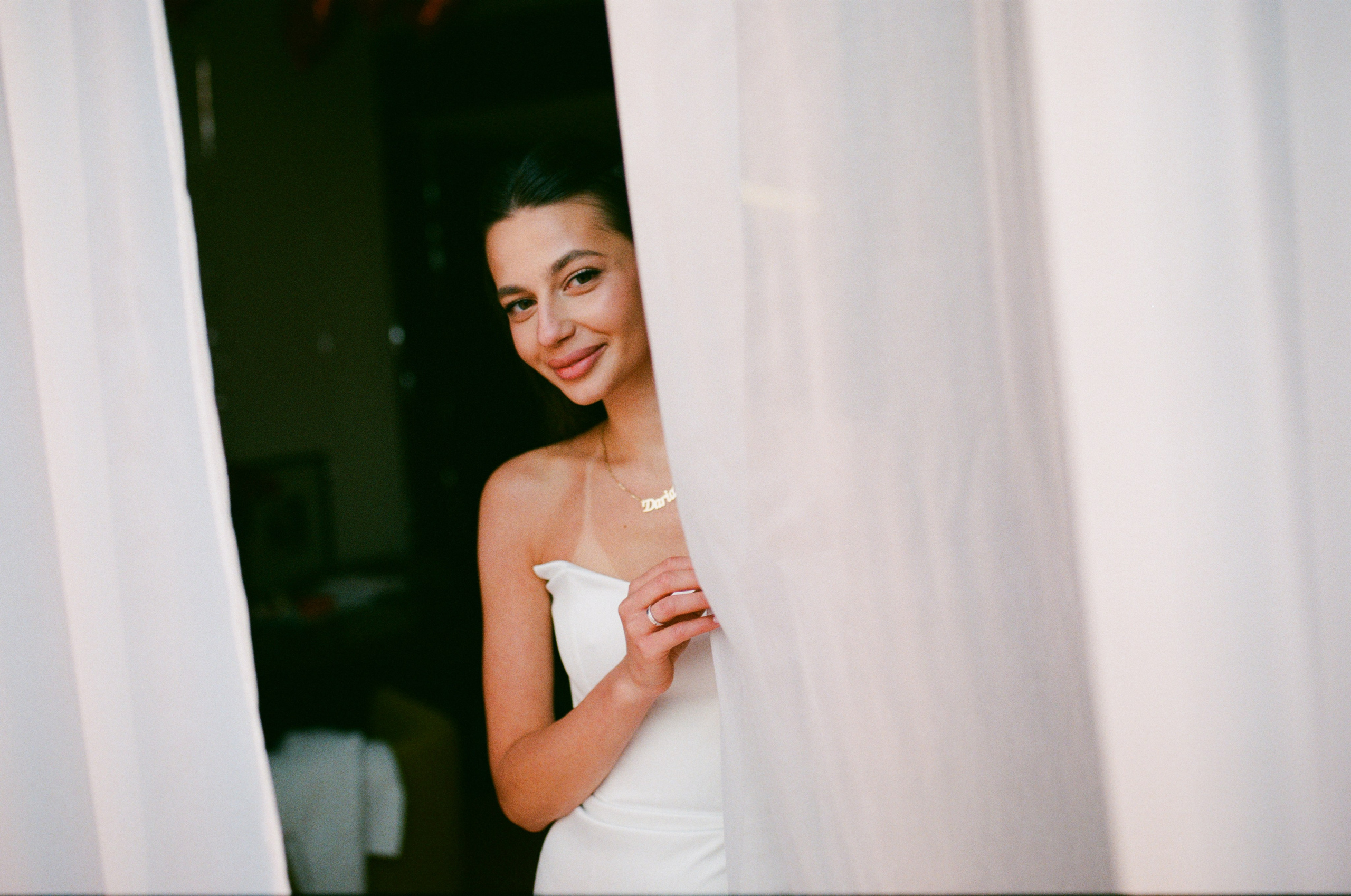 Фотография невесты на плёночный фотоаппарат