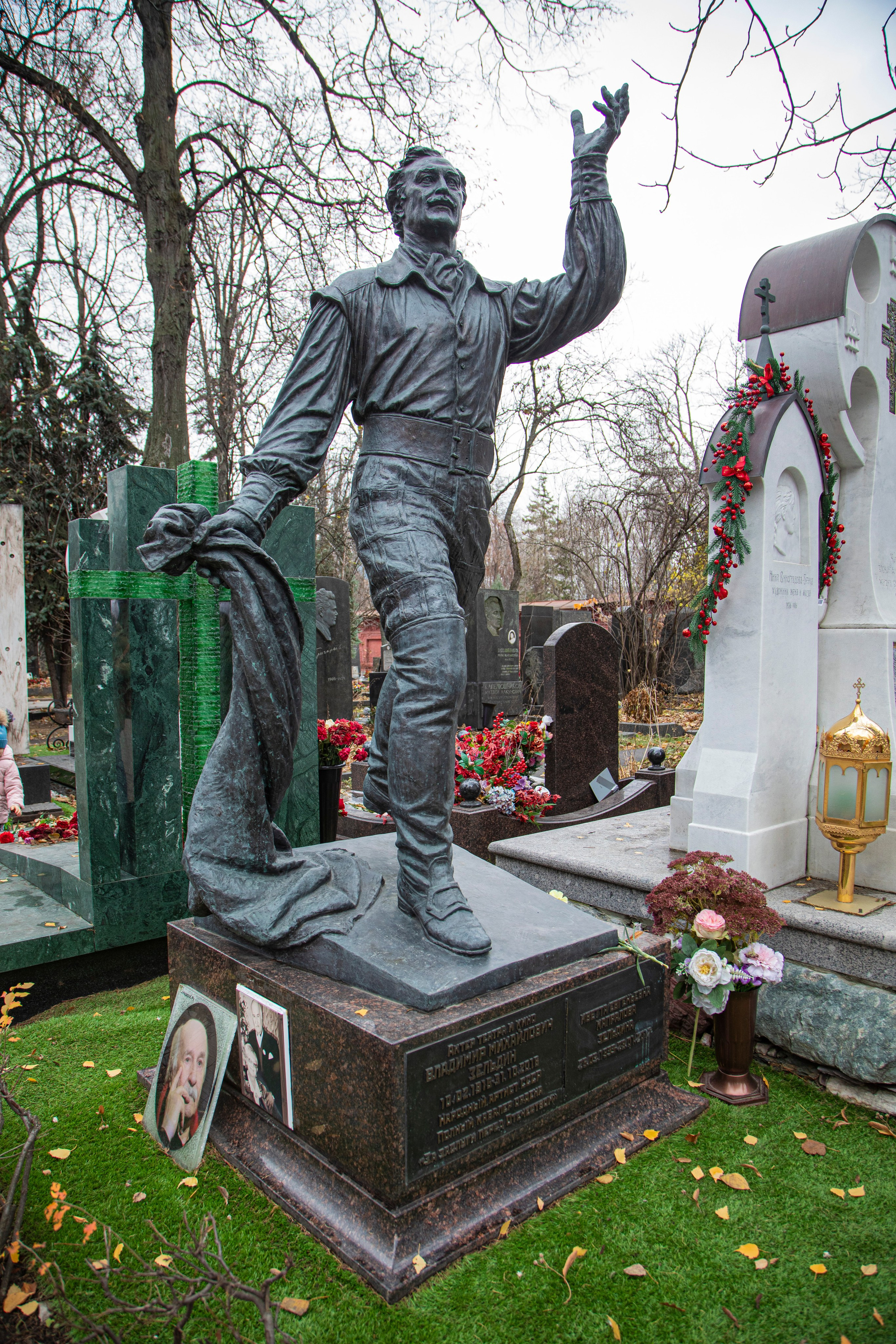 Осенняя прогулка по Новодевичьему кладбищу. Фотограф Сергей Ловкий