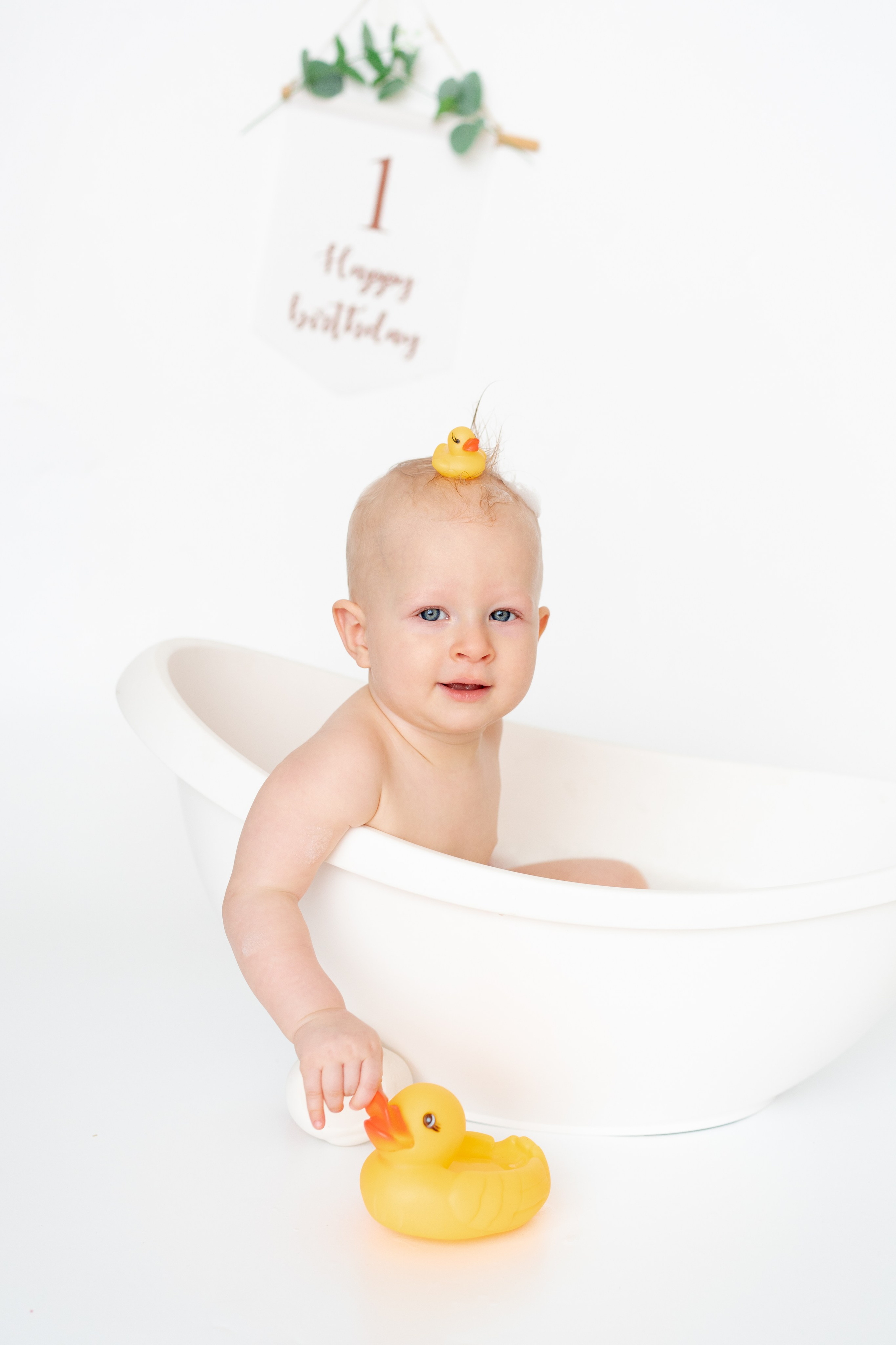 Фото в ванночке на первый годик малыша в фотостудии Teplo