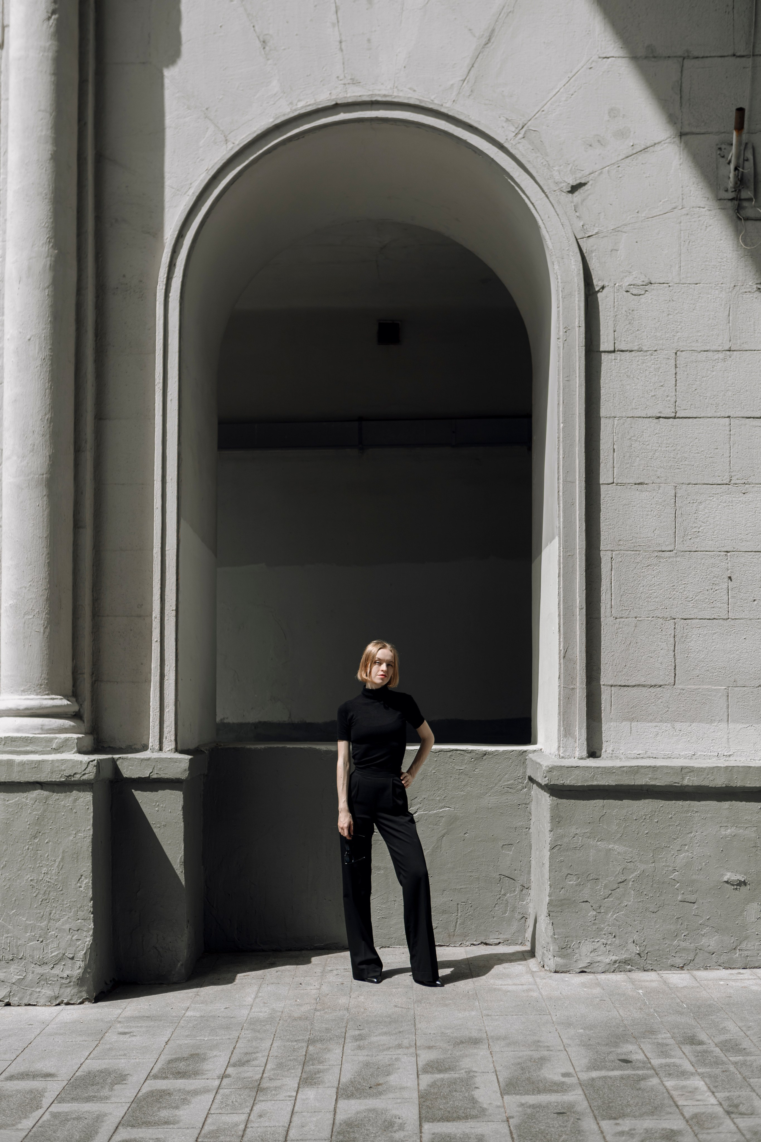 Строгий деловой портрет девушки в минималистичном стиле, Москва