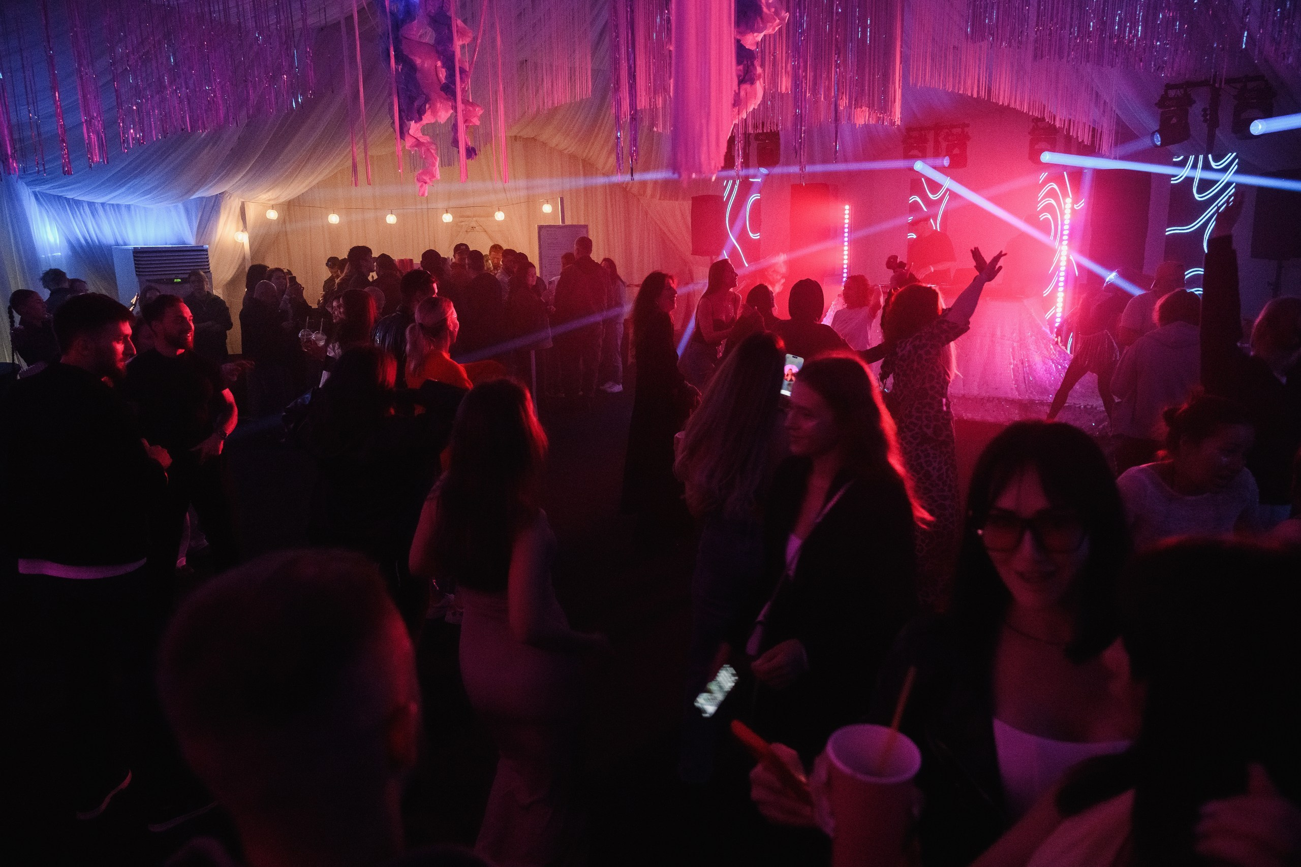 Фотосъемка вечеринки на берегу океана в Петропавловске-Камчатском. Вечерняя вечеринка с друзьями на берегу Тихого океана в Петропавловске-Камчатском. Яркие эмоции и закатные фото с вечеринки у океана в Петропавловске-Камчатском. Профессиональная съемка вечеринок на побережье в Петропавловске-Камчатском. Стоимость фотосъемки вечеринки на океане в Петропавловске-Камчатском.