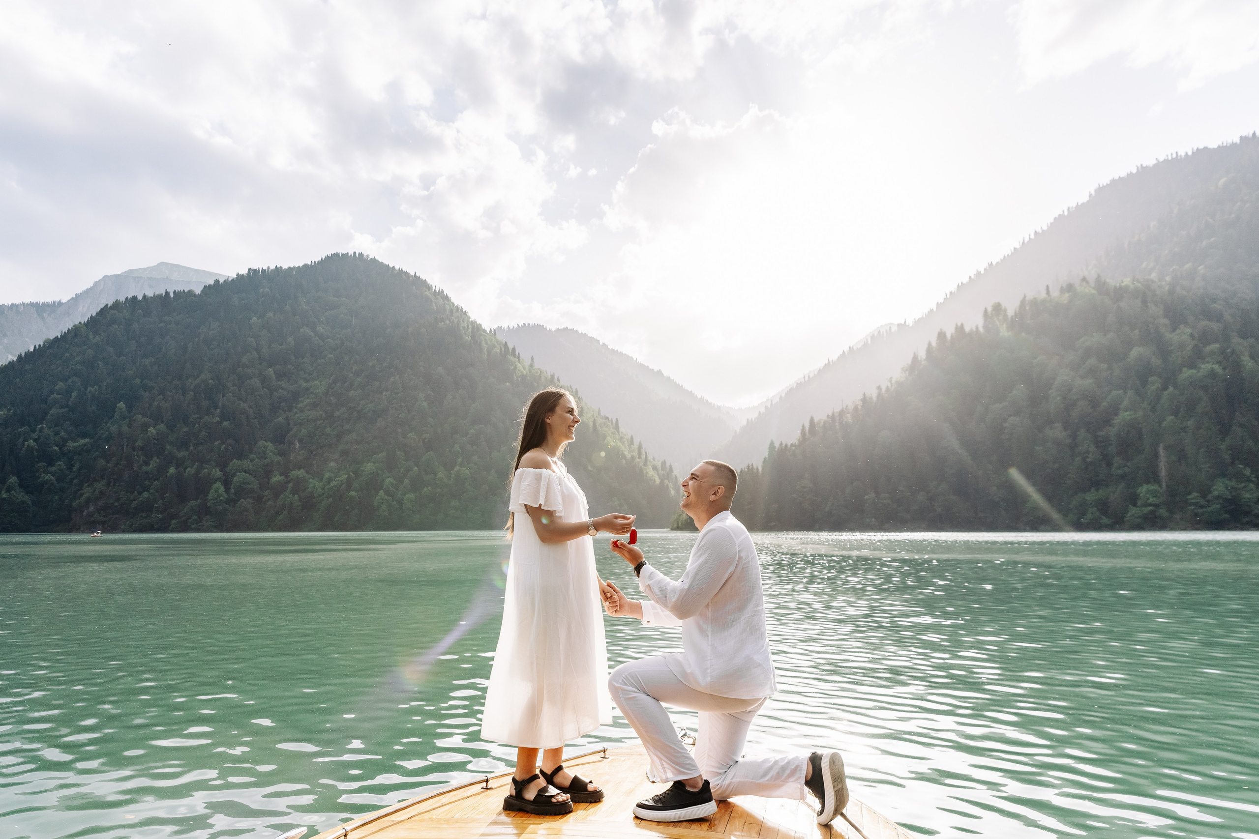 Фотосессия в Абхазии на прекрасном озере Рица. Свадебный фотограф в Абхазии, Сухум, Гагра, Сочи