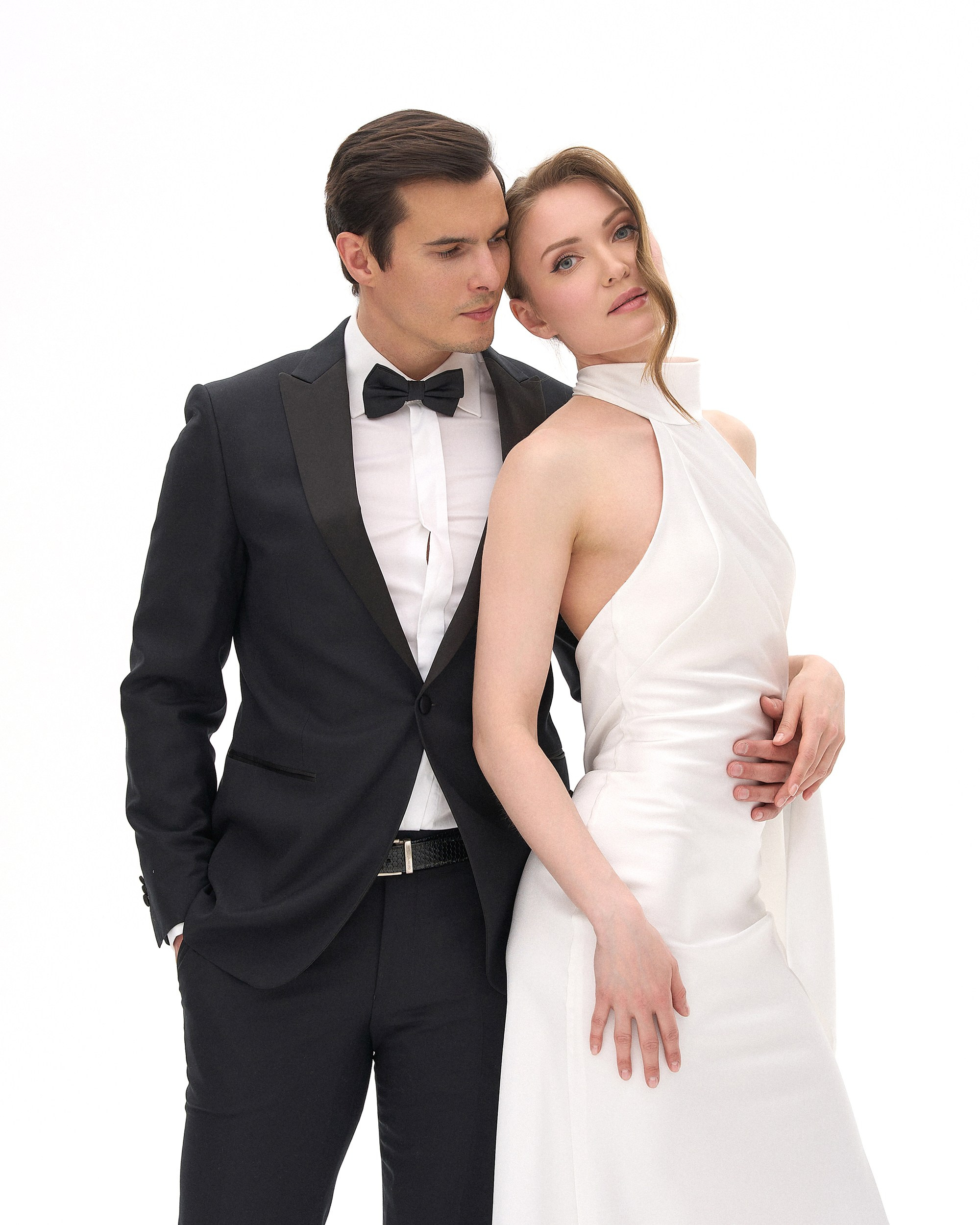 Пара на белом фоне в студии, классический портрет в полный рост, минимализм в свадебной фотографии, фотограф Дмитрий Цветков, Санкт-Петербург