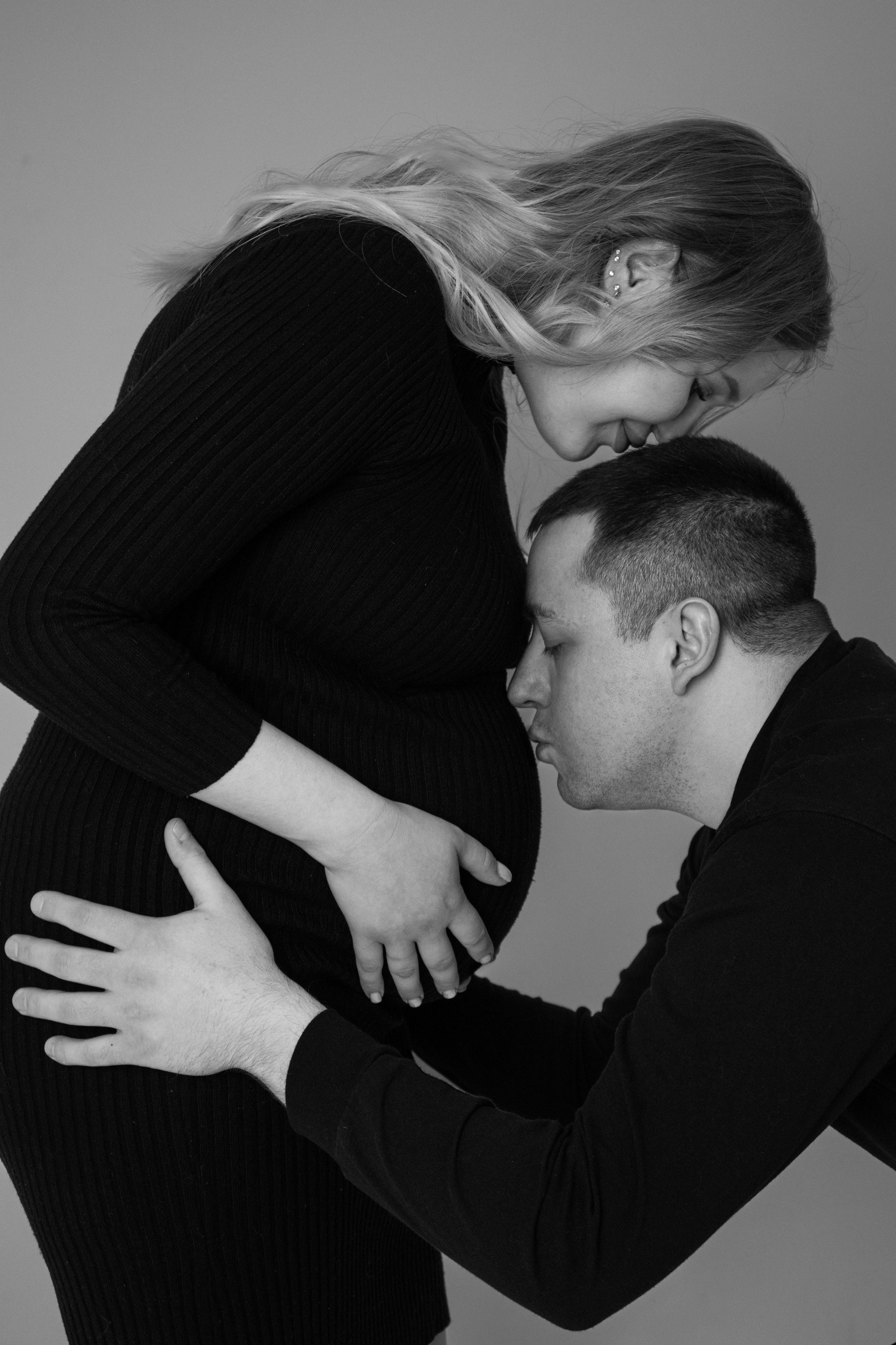 Фотосессия беременной девушки с мужем в студии в городе Северск и Томск