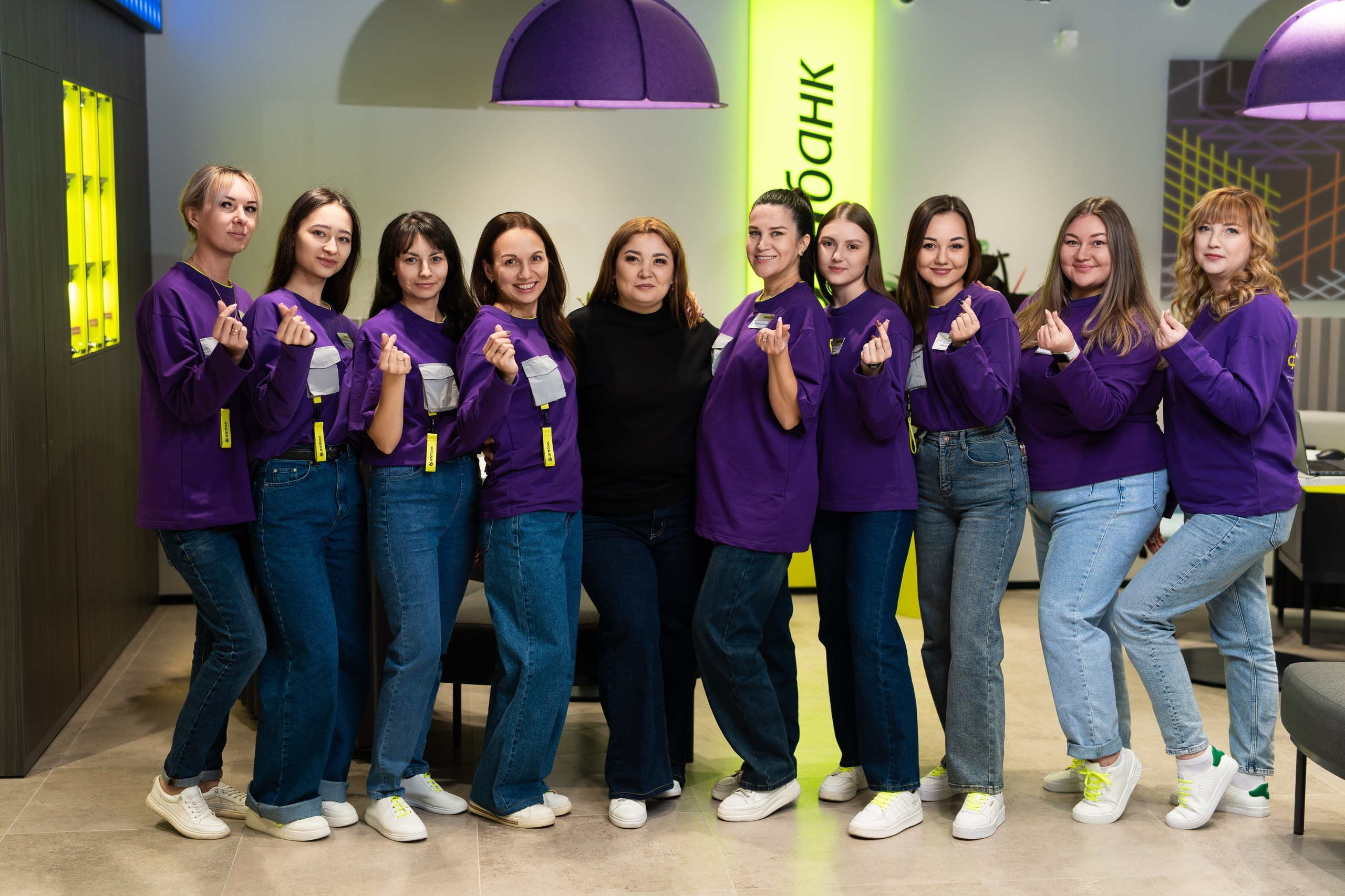 Открытие нового офиса ОТП Банка в Уфе — интерьер, сотрудники, ленточка