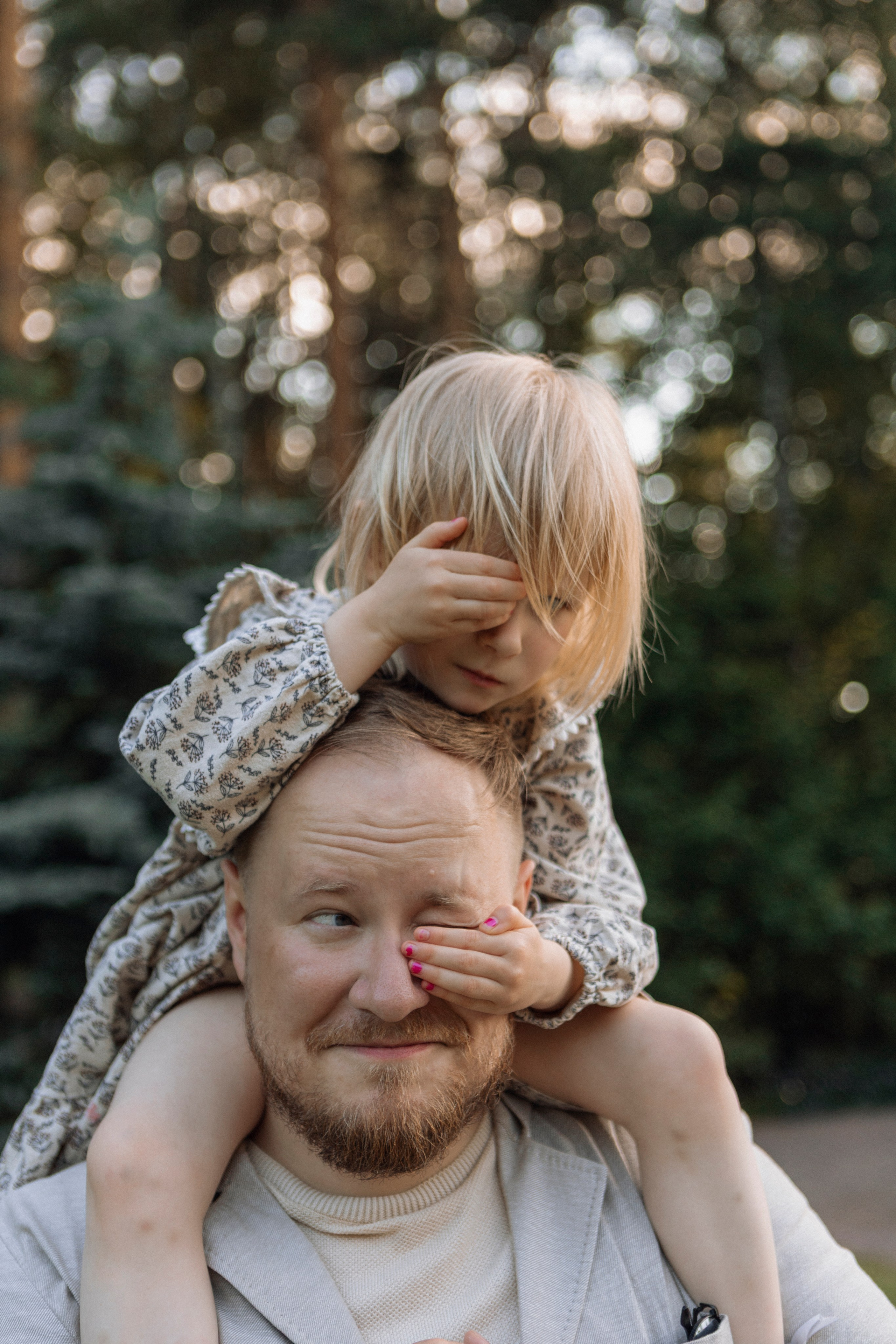 Портрет счастливой семьи на пикнике летом, фотограф в Москве