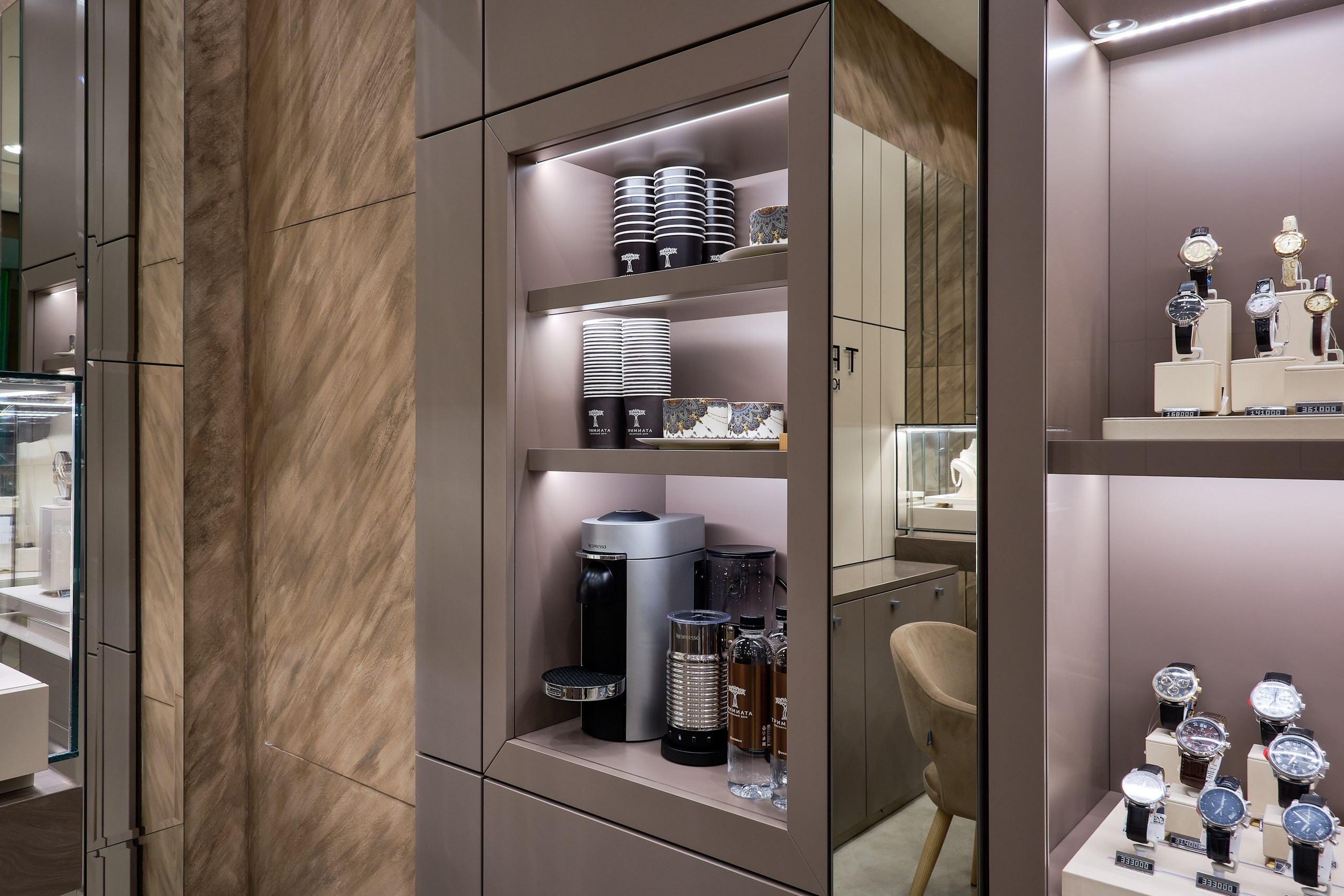 Интерьер ювелирного бутика с витринами и встроенной подсветкой — коммерческая интерьерная фотосъёмка пространства для бизнеса
