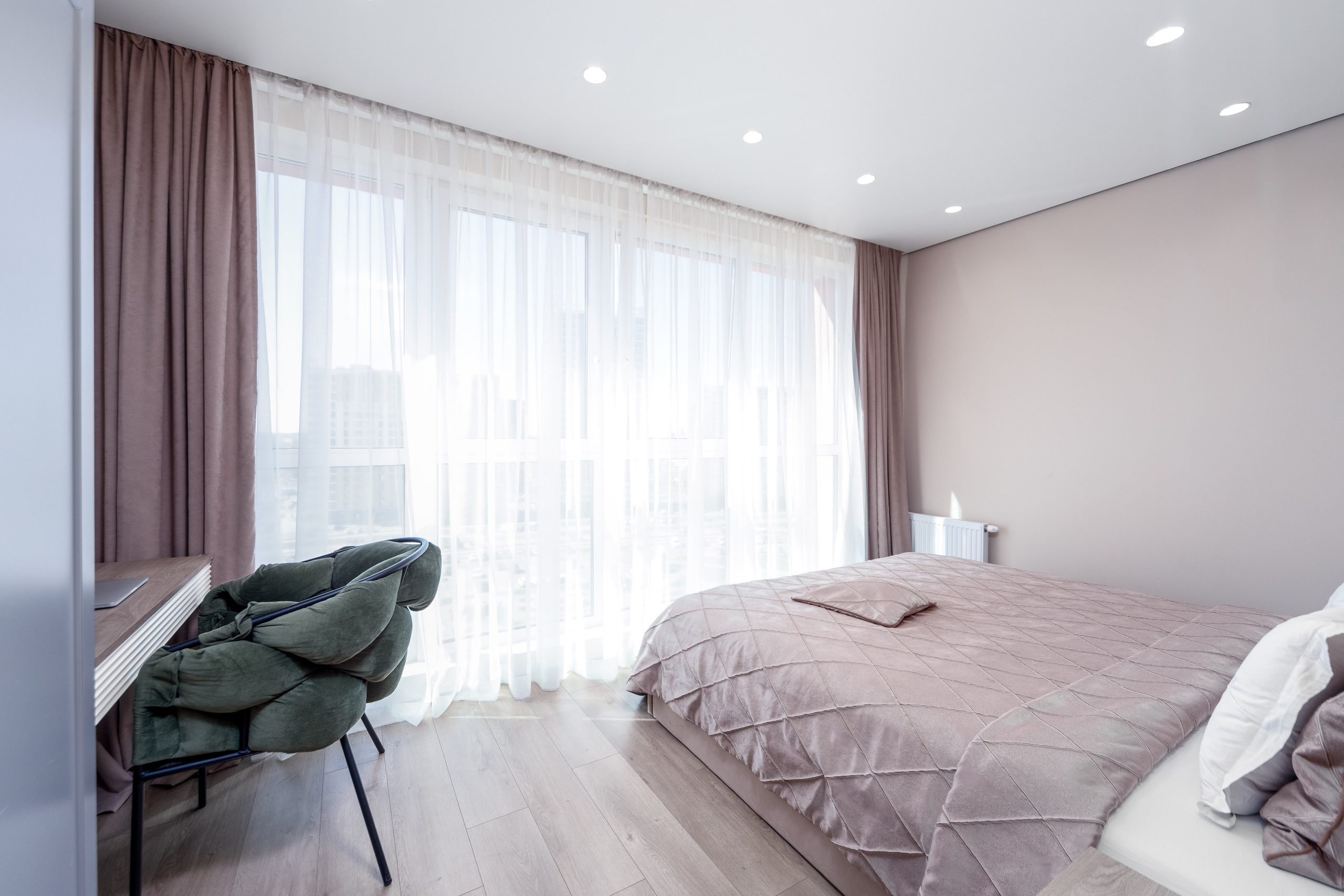 Фотограф Sakavita Media - мастер-спальня в трехкомнатной квартире в ЖК Minsk World