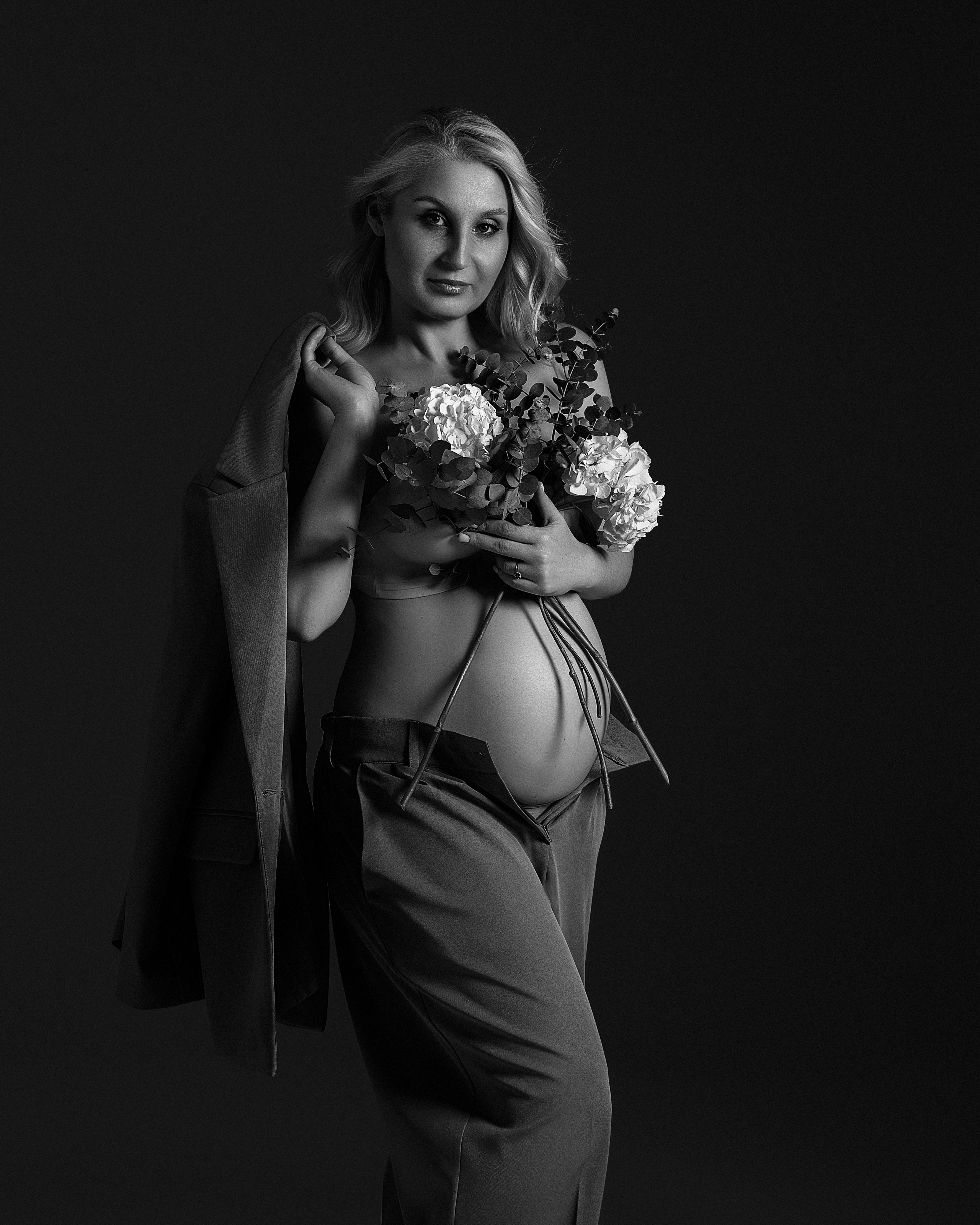 Фотосессия беременности на циклораме. Женский фотограф в Москве Богдашкина Динара