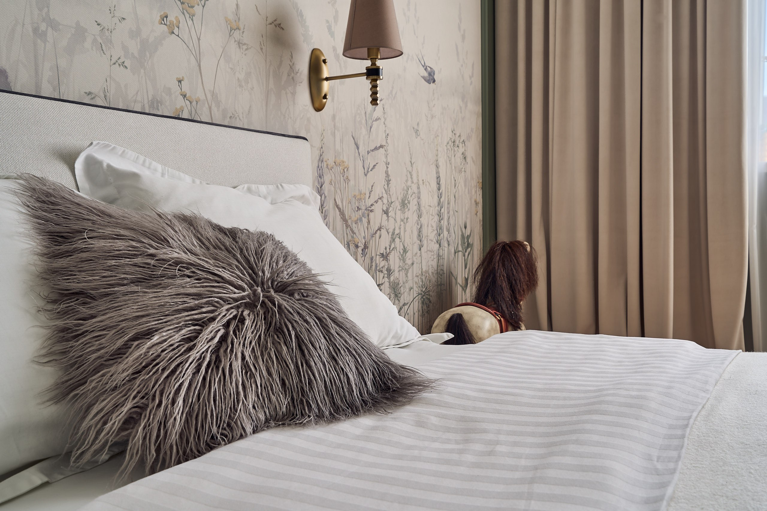 Интерьерная съемка детской комнаты в подмосковном таунхаусе, крупный план пушистой подушки