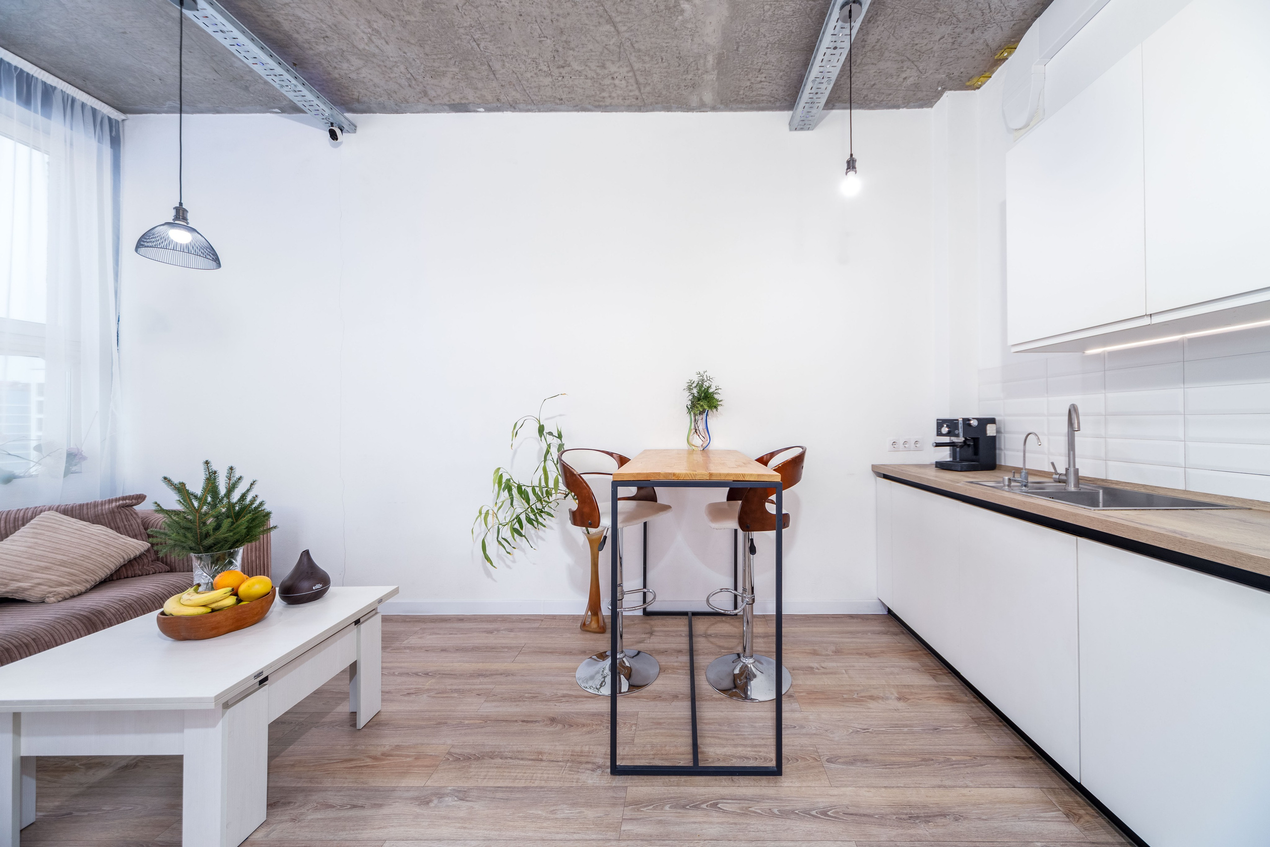 Фотограф Sakavita Media - интерьер зоны кухни в кухне-гостиной в пентхаусе в ЖК Минск Мир