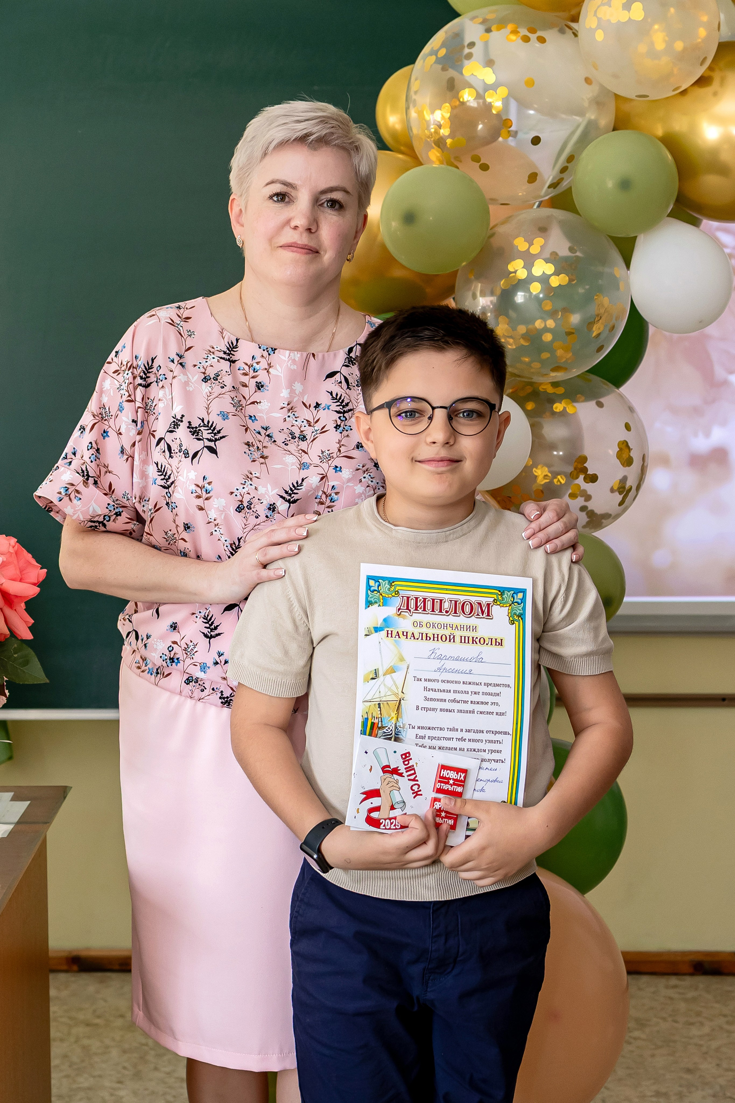 Выпускной в начальной школе в классе. Фотограф и видеограф Москва. Свадебный фотограф, видеограф. Выпускные альбомы. Оживающие альбомы