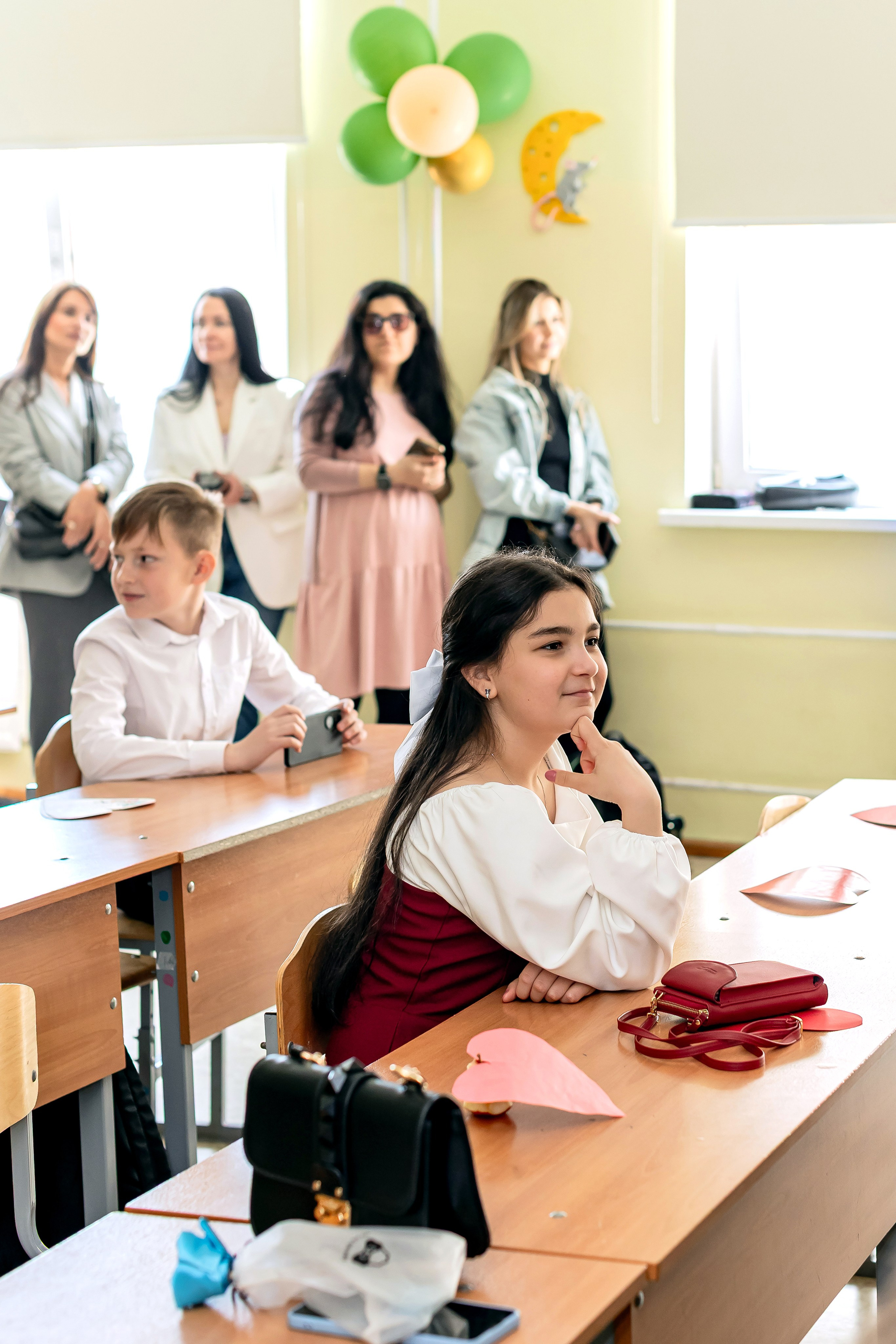 Выпускной в начальной школе в классе. Фотограф и видеограф Москва. Свадебный фотограф, видеограф. Выпускные альбомы. Оживающие альбомы
