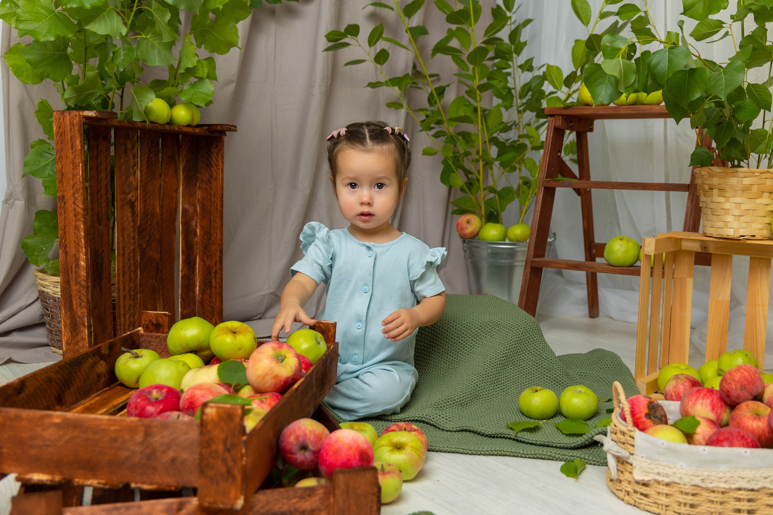 Фото зона с яблоками. Выпускные альбомы в Липецк