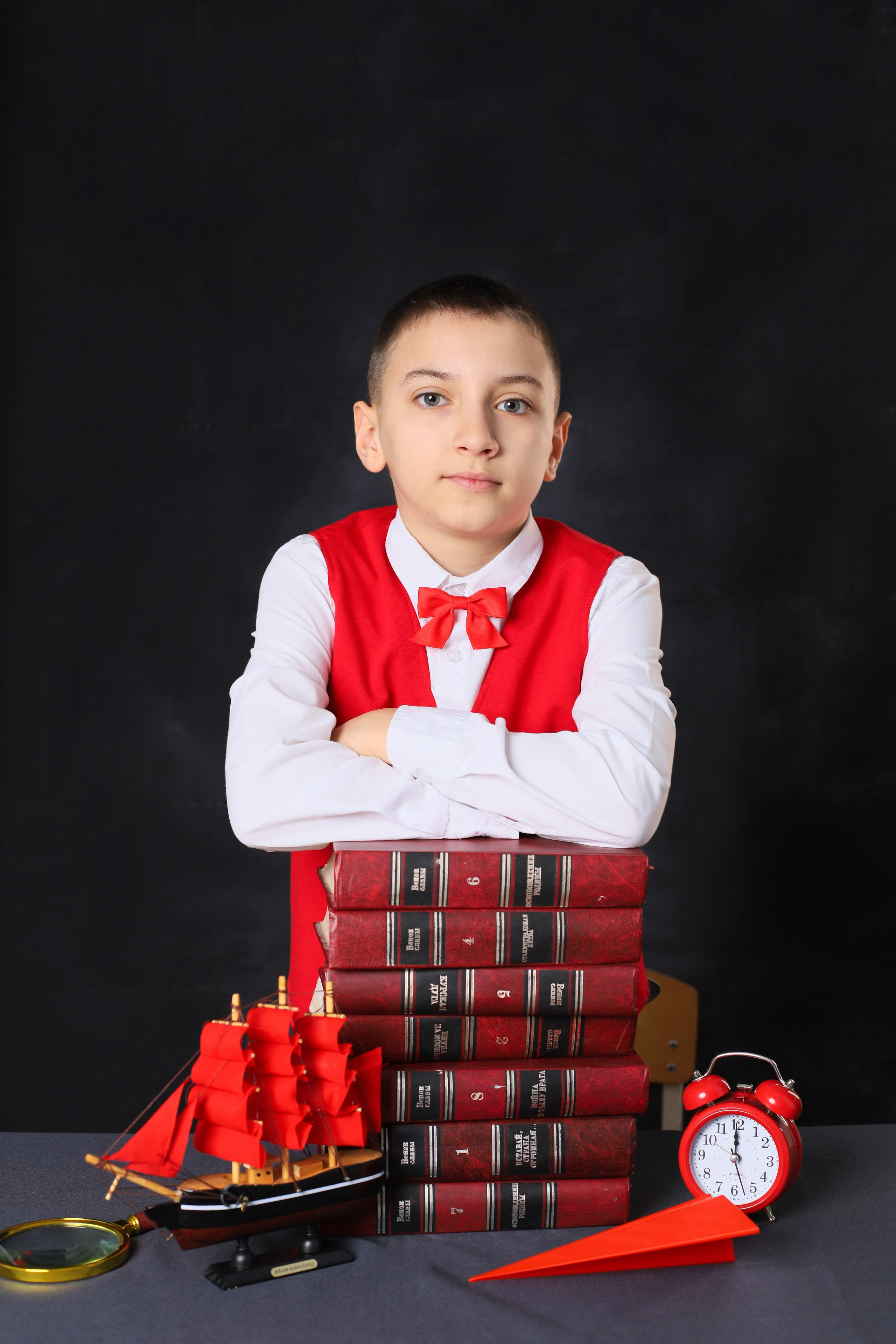 4 класс на темном фоне тоже можно и даже нужно. Выпускные альбомы в Таганроге и Ростовской Области